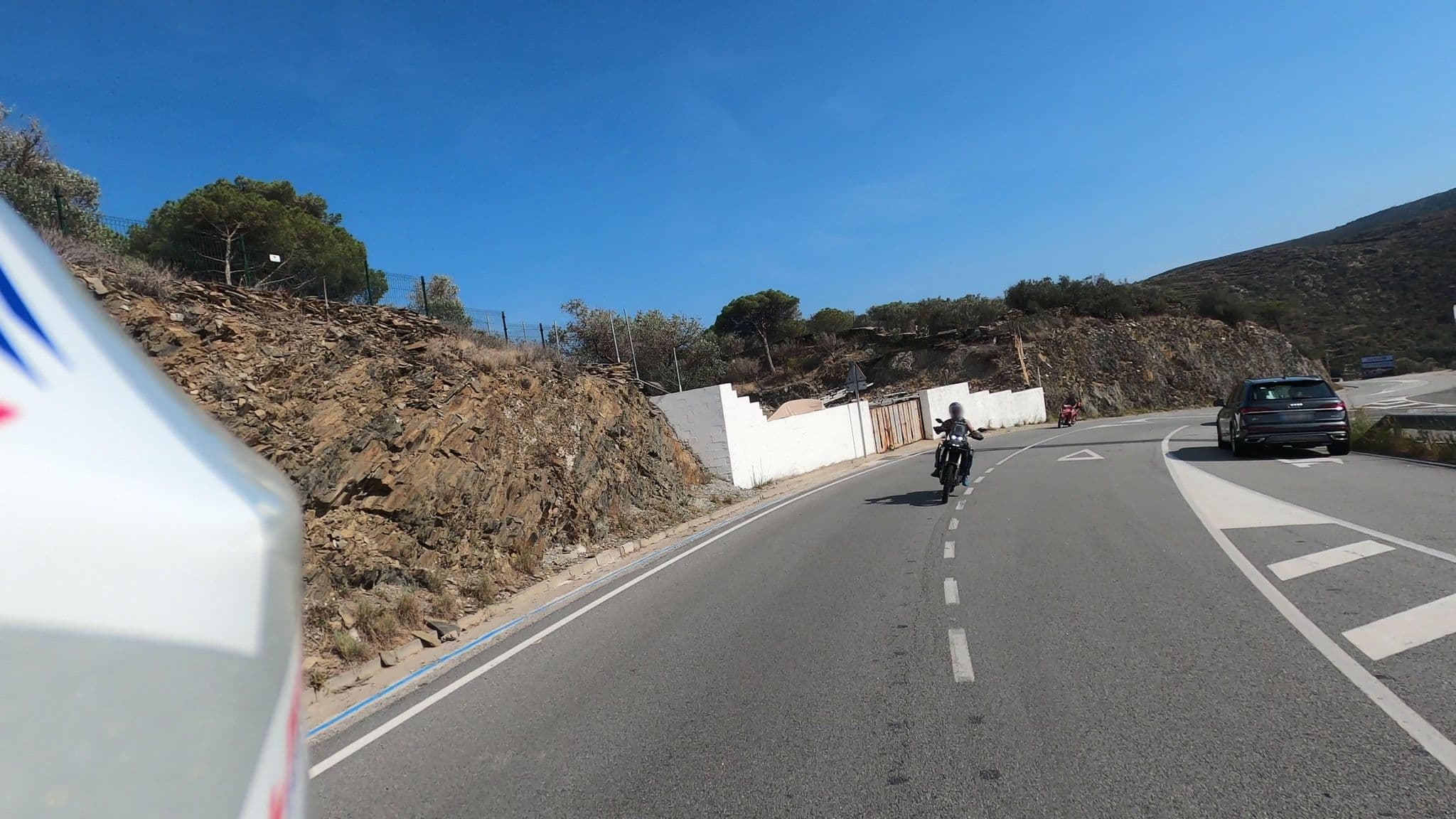Street view near Les Arrels Hotel Cadaqués, Cadaqués — © Viajar_en_Moto (CC BY-SA · Mapillary)