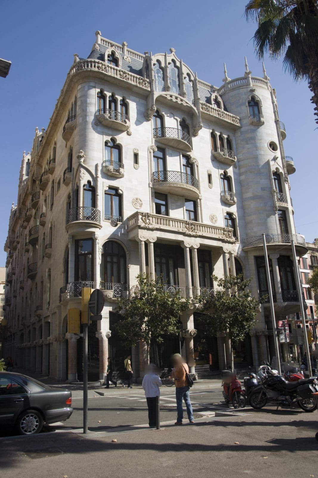 Street view near Gracia Garden, Gràcia — © txllxt (CC BY-SA · Mapillary)