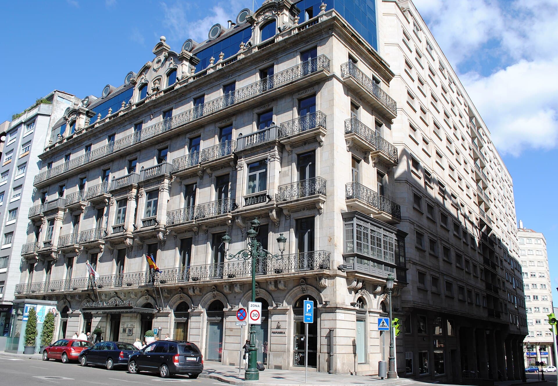 Hotel NH Collection Vigo (via Wikimedia Commons, CC BY-SA 3.0)