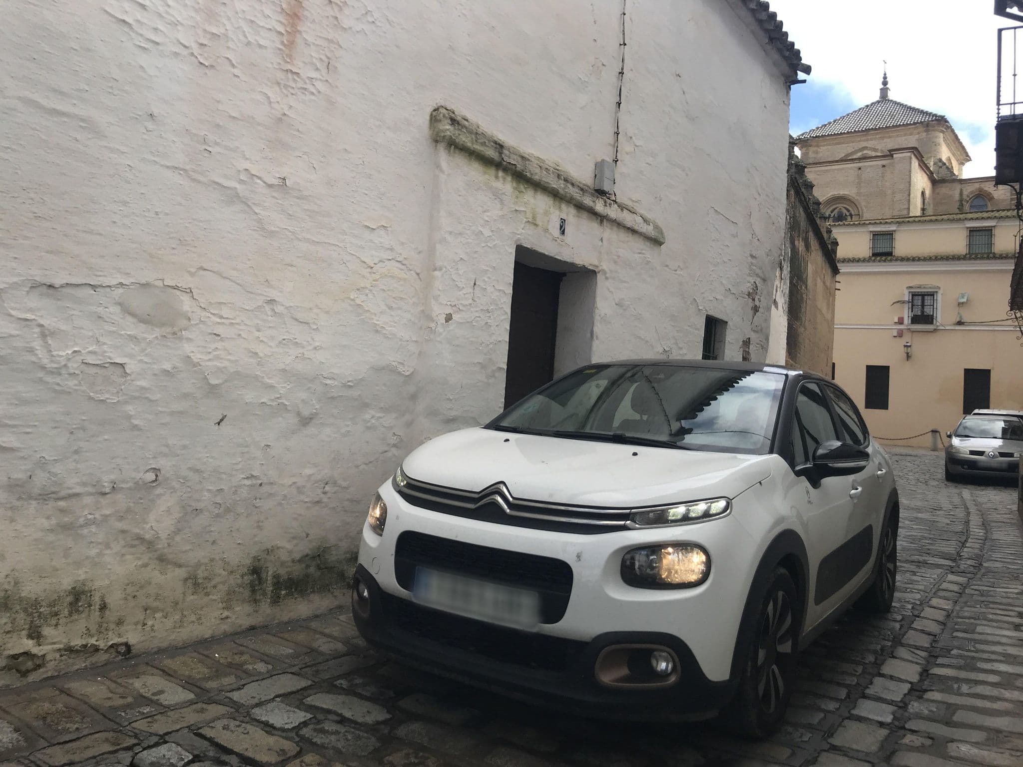 Street view near Hotel El Rincón de las descalzas, Carmona — © miguel_andrade (CC BY-SA · Mapillary)