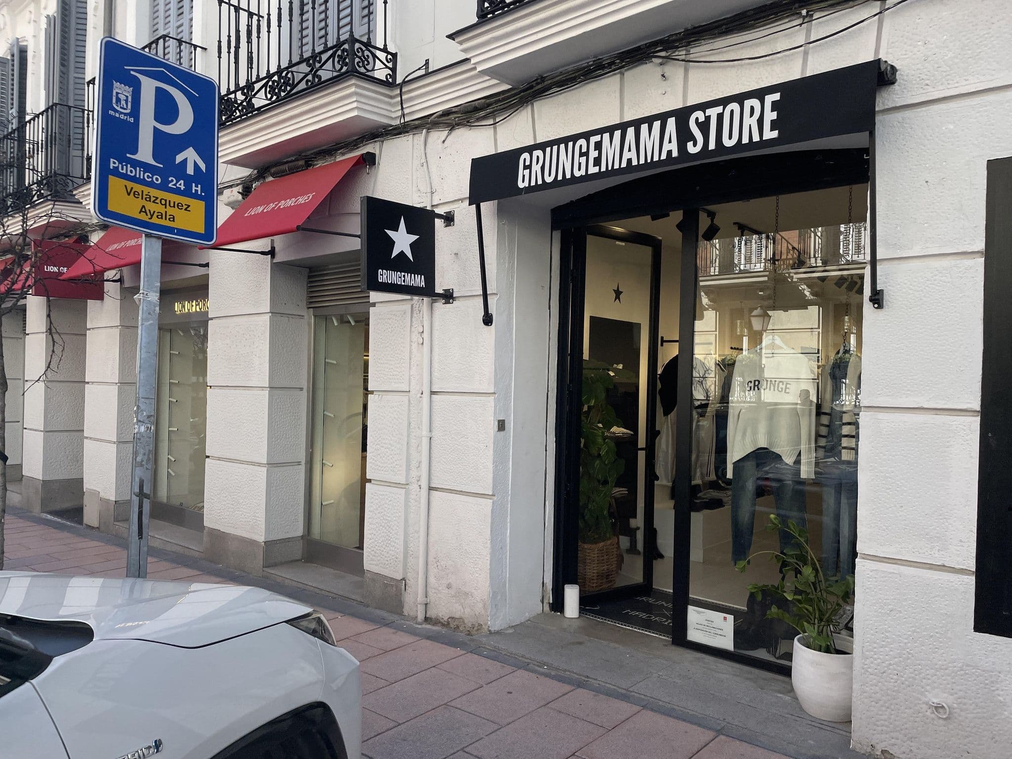 Street view near M, Salamanca — © seraq (CC BY-SA · Mapillary)