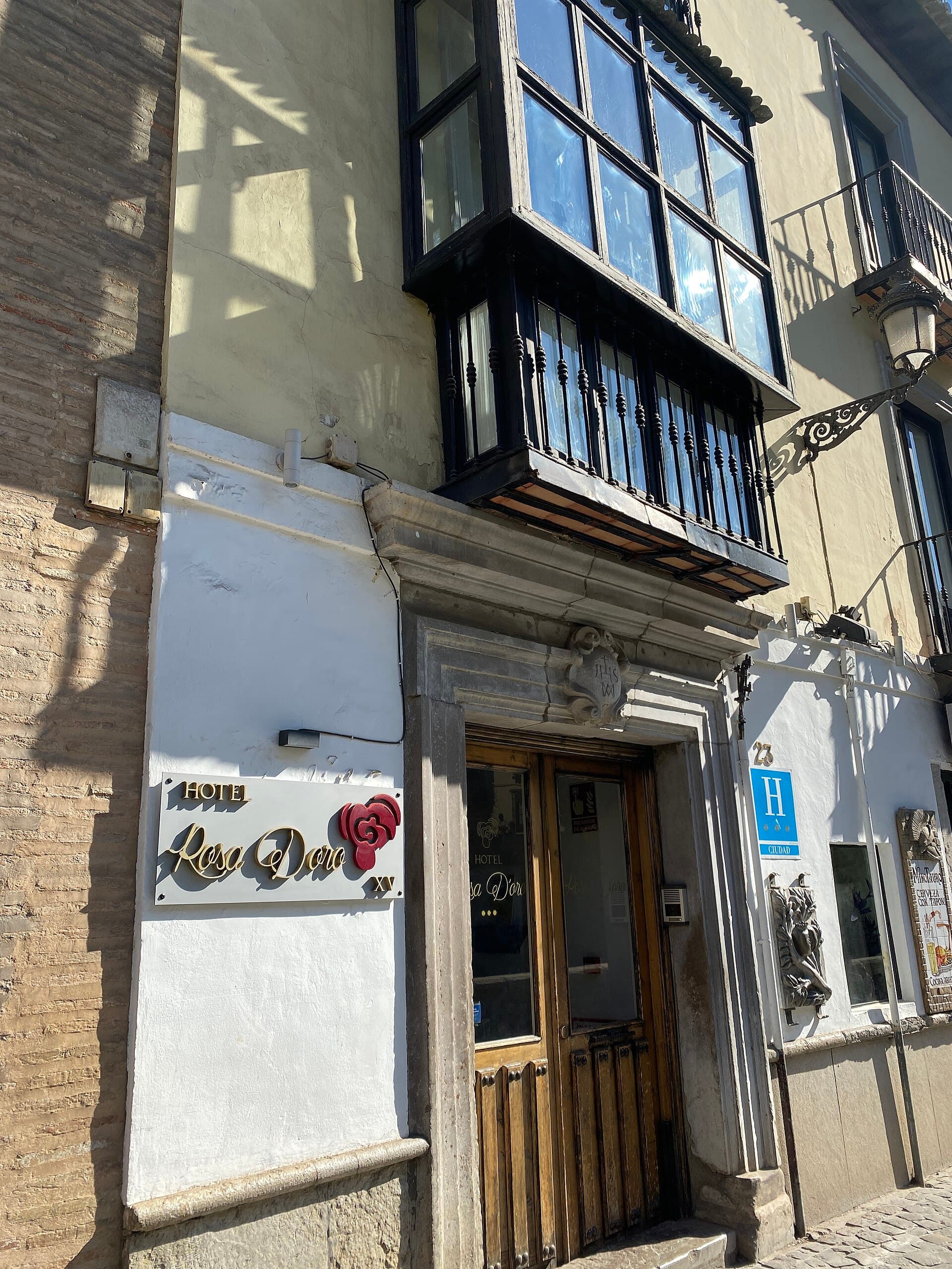 Hotel Rosa De Oro (via Wikimedia Commons, CC BY-SA 3.0)