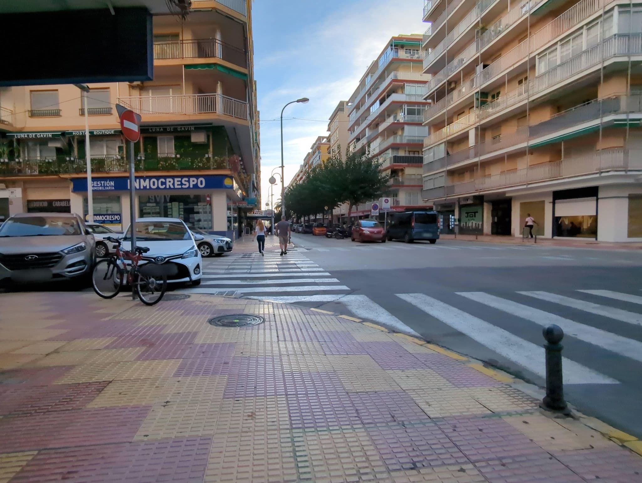 Street view near Hotel Luna de Gavin, Cullera — © miguel_andrade (CC BY-SA · Mapillary)