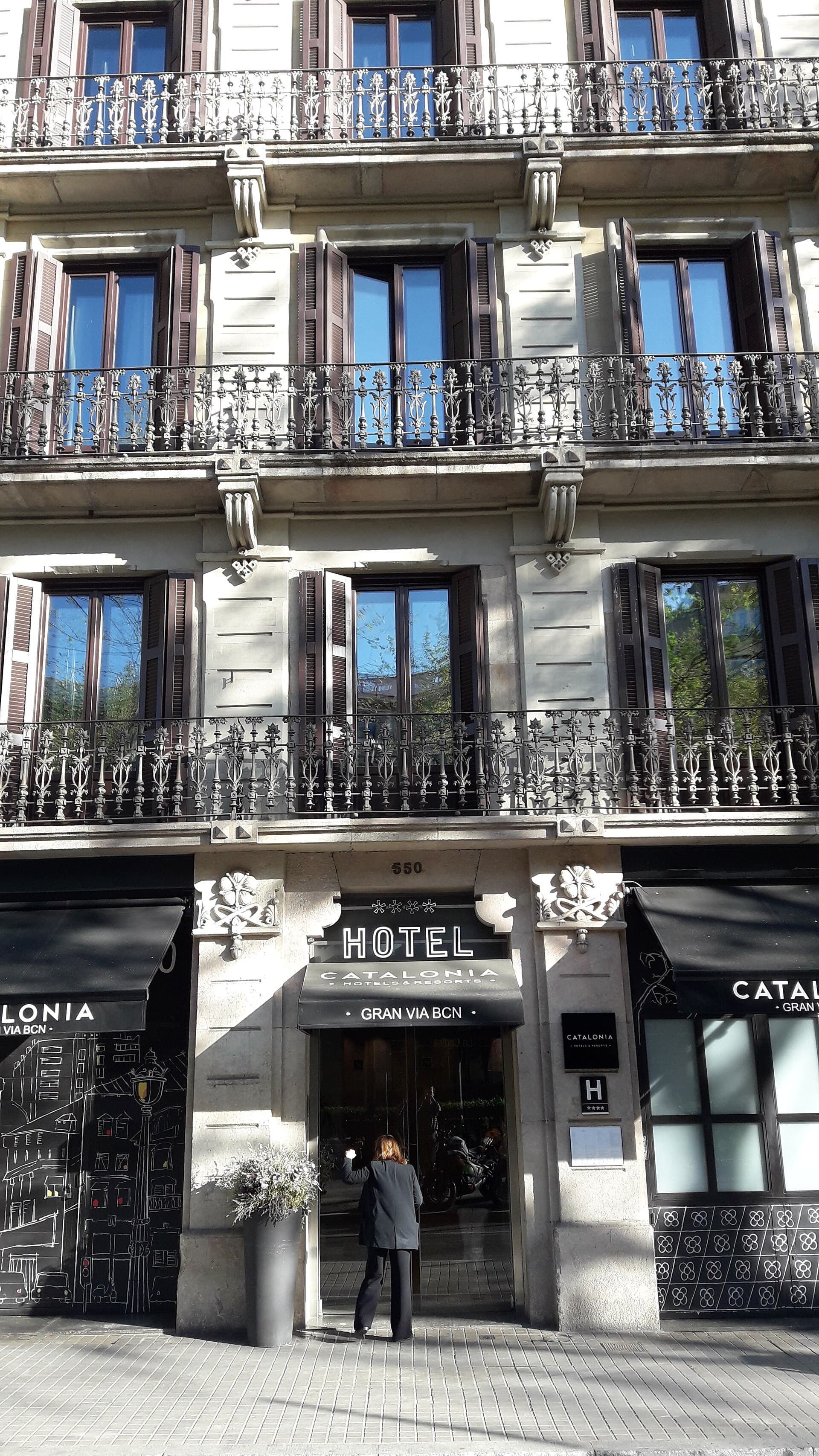 Hotel Catalonia Gran Via BCN (via Wikimedia Commons, CC BY-SA 3.0)