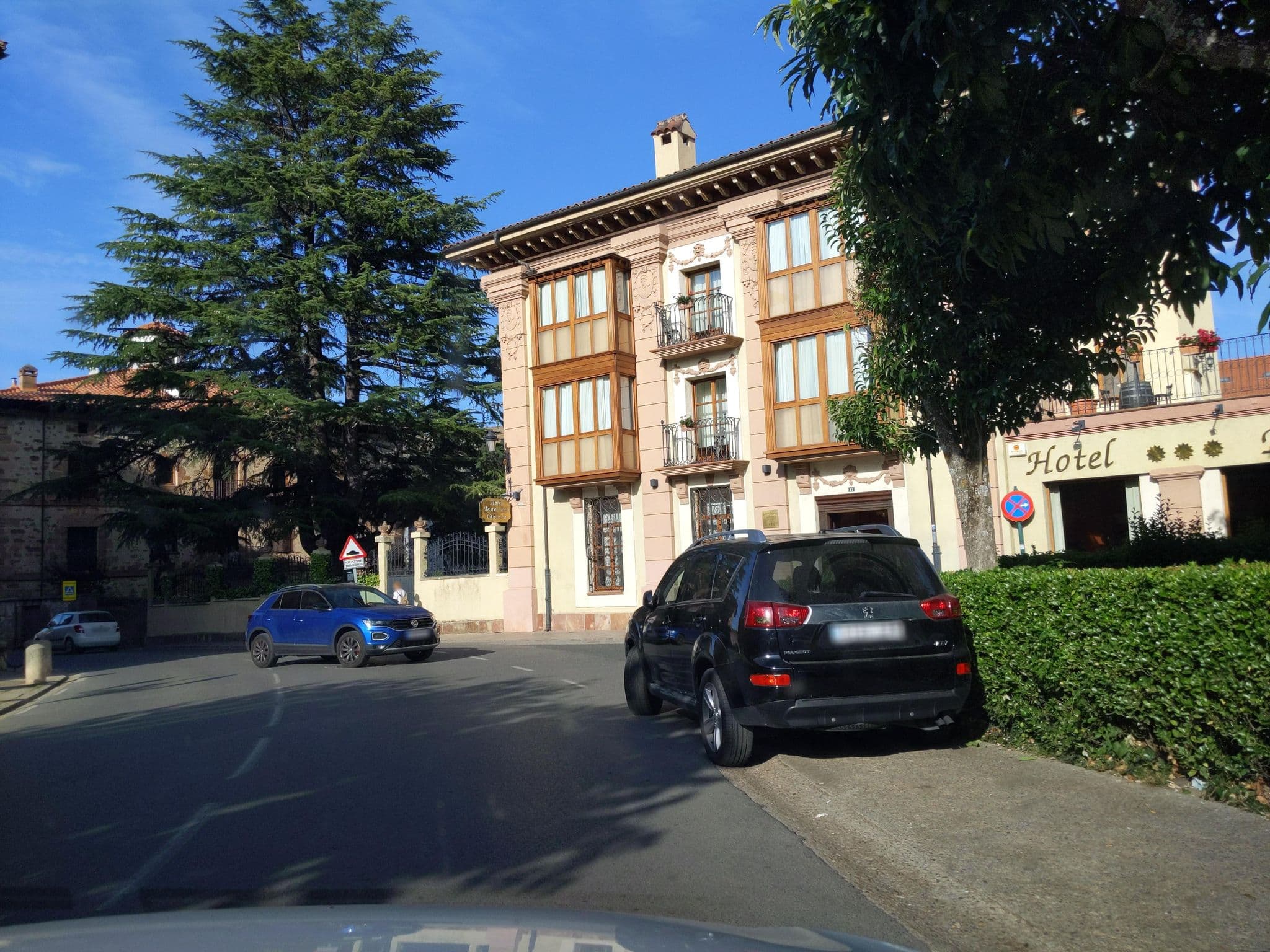 Street view near PALACIO AZCÁRATE HOTEL APARTAMENTOS RESTAURANTE CAFETERÍA BODAS, Ezcaray — © rubencarbonero (CC BY-SA · Mapillary)