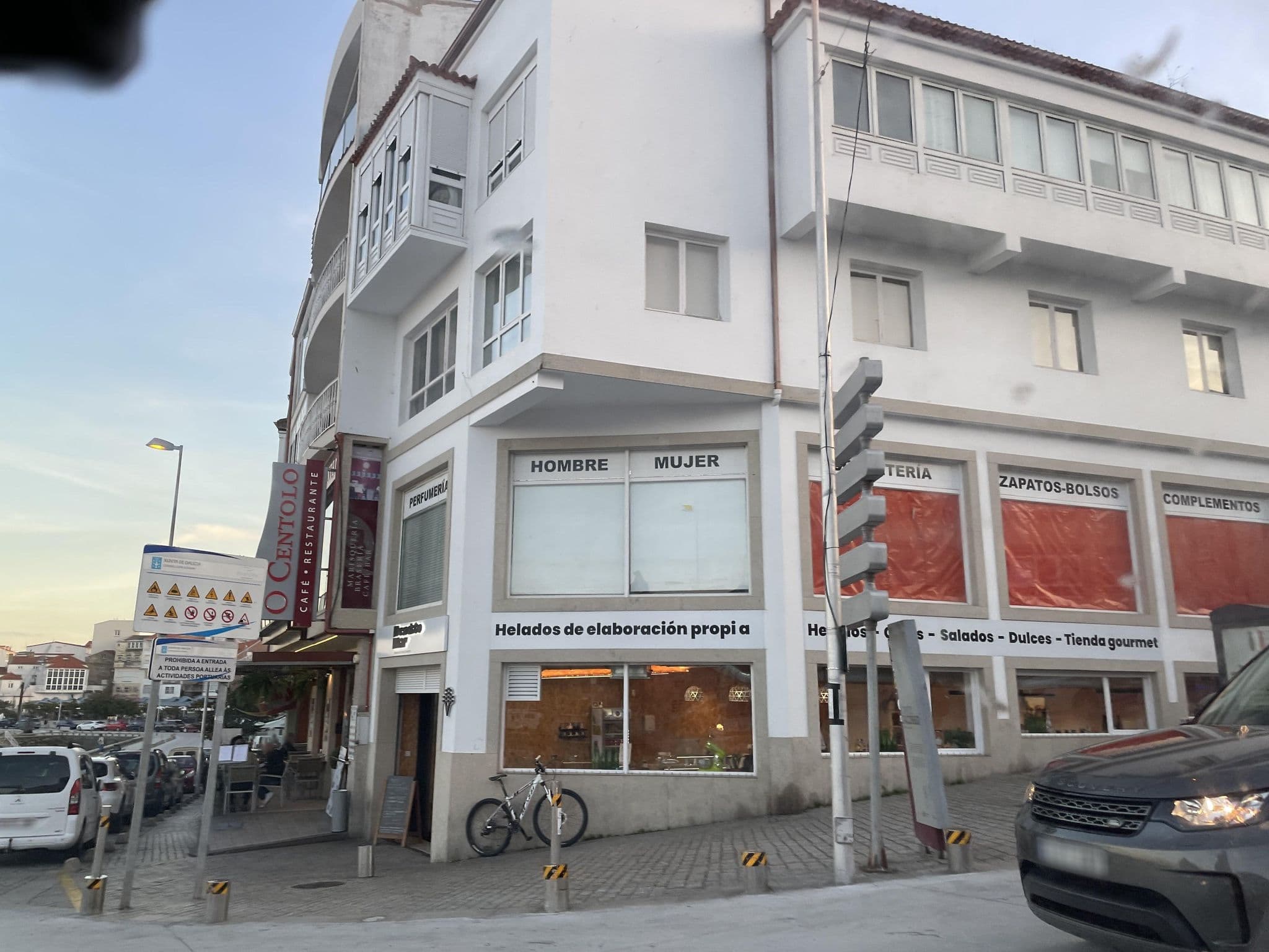 Street view near Hotel Mariquito, Fisterra — © seraq (CC BY-SA · Mapillary)
