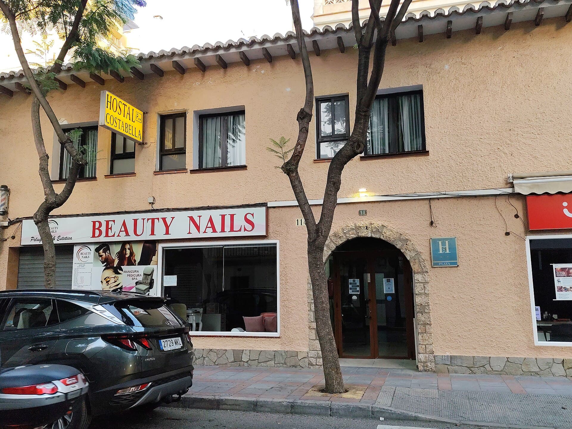 Hostal Costabella Fuengirola (via Wikimedia Commons, CC0)