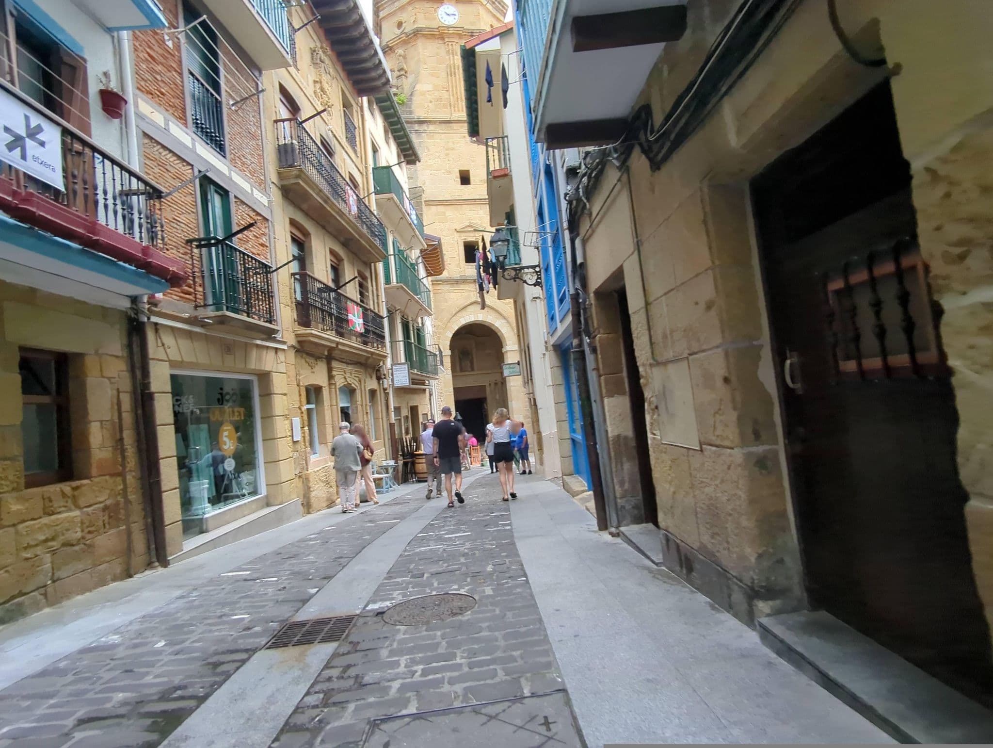 Street view near Iribar pentsioa, Getaria — © miguel_andrade (CC BY-SA · Mapillary)