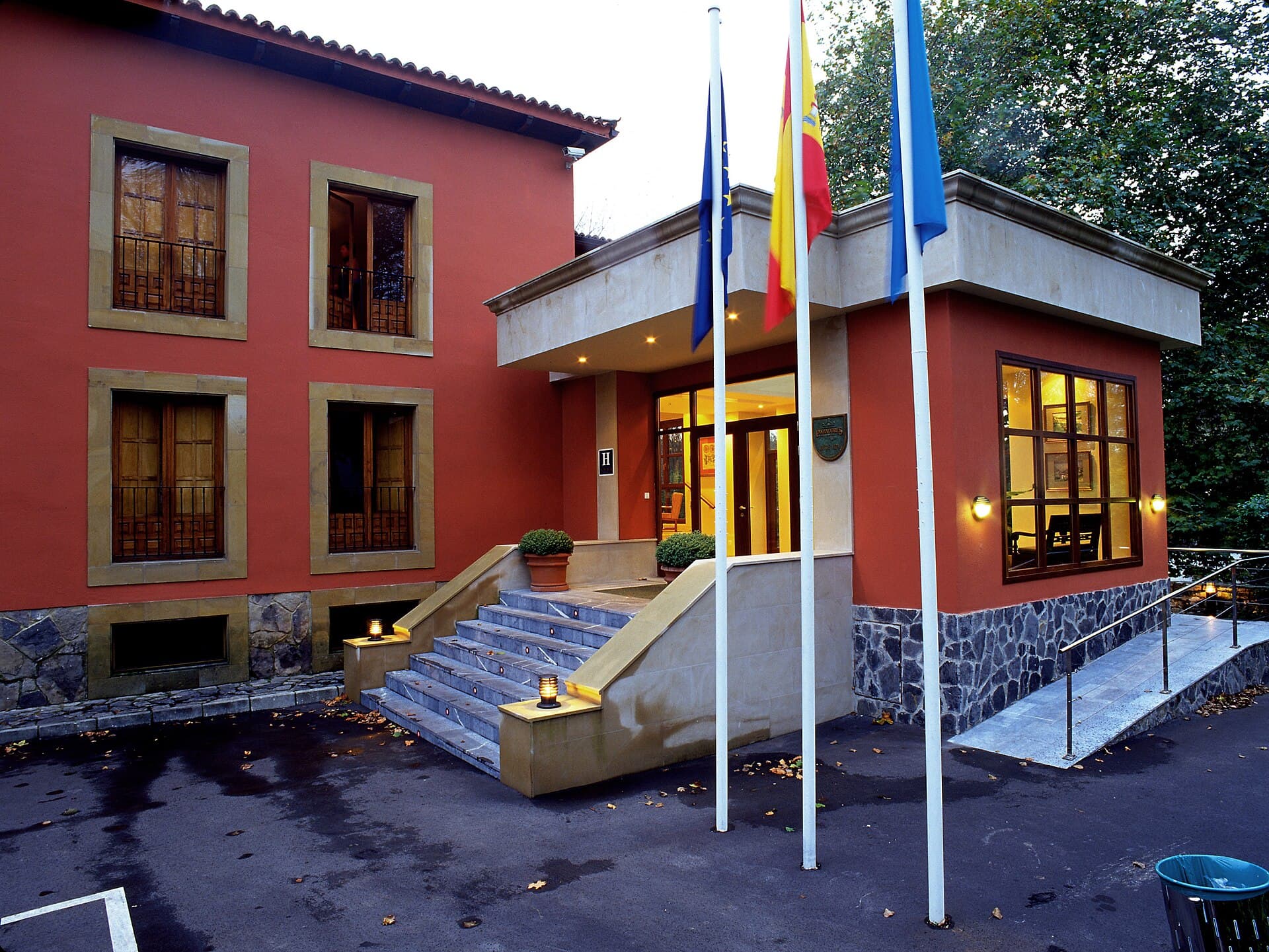 Parador de Gijón (via Wikimedia Commons, CC BY-SA 4.0)