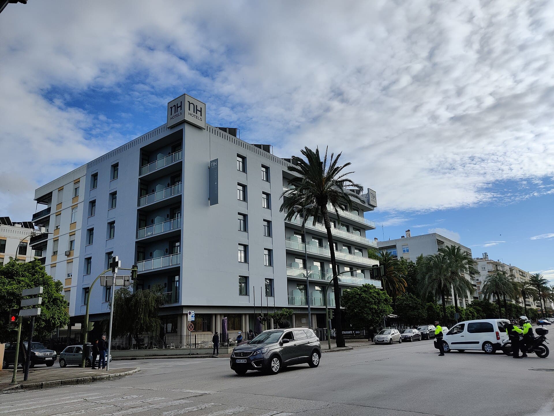 Hotel NH Avenida Jerez (via Wikimedia Commons, CC BY-SA 4.0)