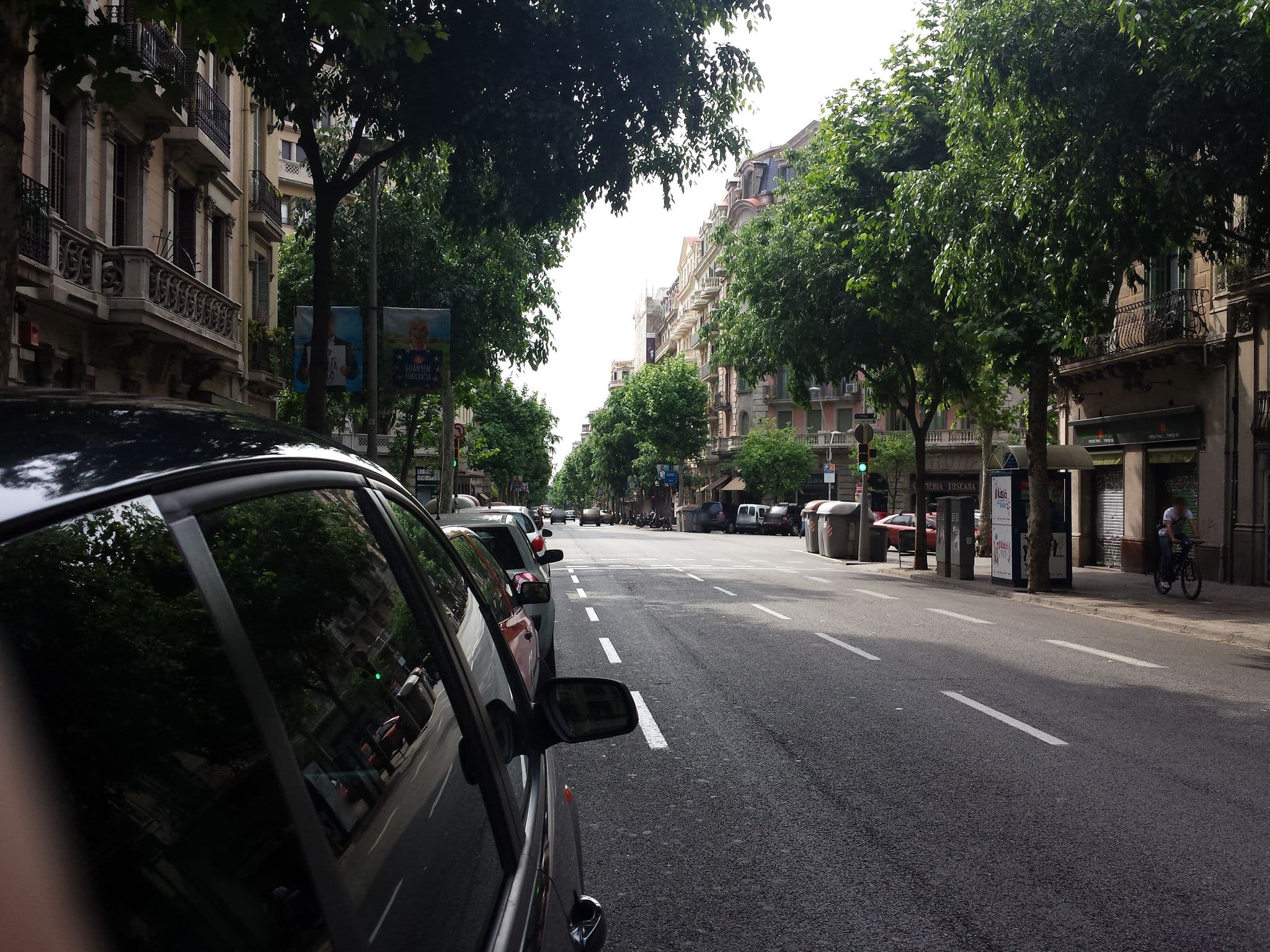 Street view near Hostal Muntaner, l'Antiga Esquerra de l'Eixample — © steevehardy (CC BY-SA · Mapillary)