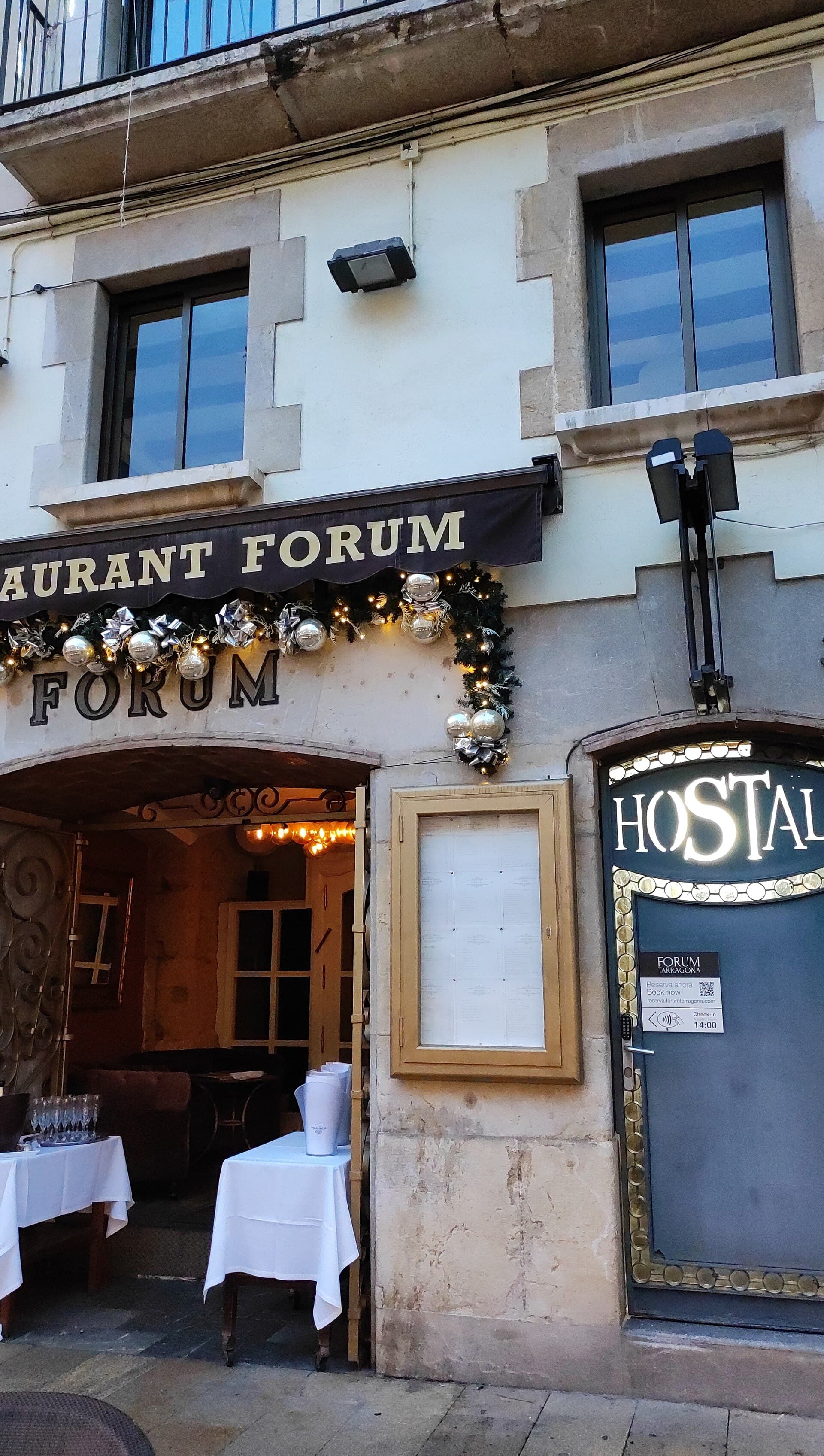 Hostal Forum Tarragona (via Wikimedia Commons, CC BY-SA 4.0)