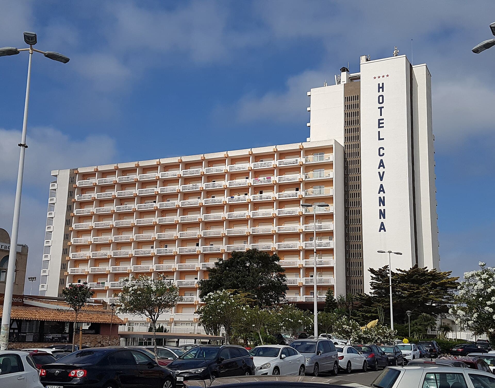 Hotel Izán Cavanna (via Wikimedia Commons, CC BY-SA 4.0)