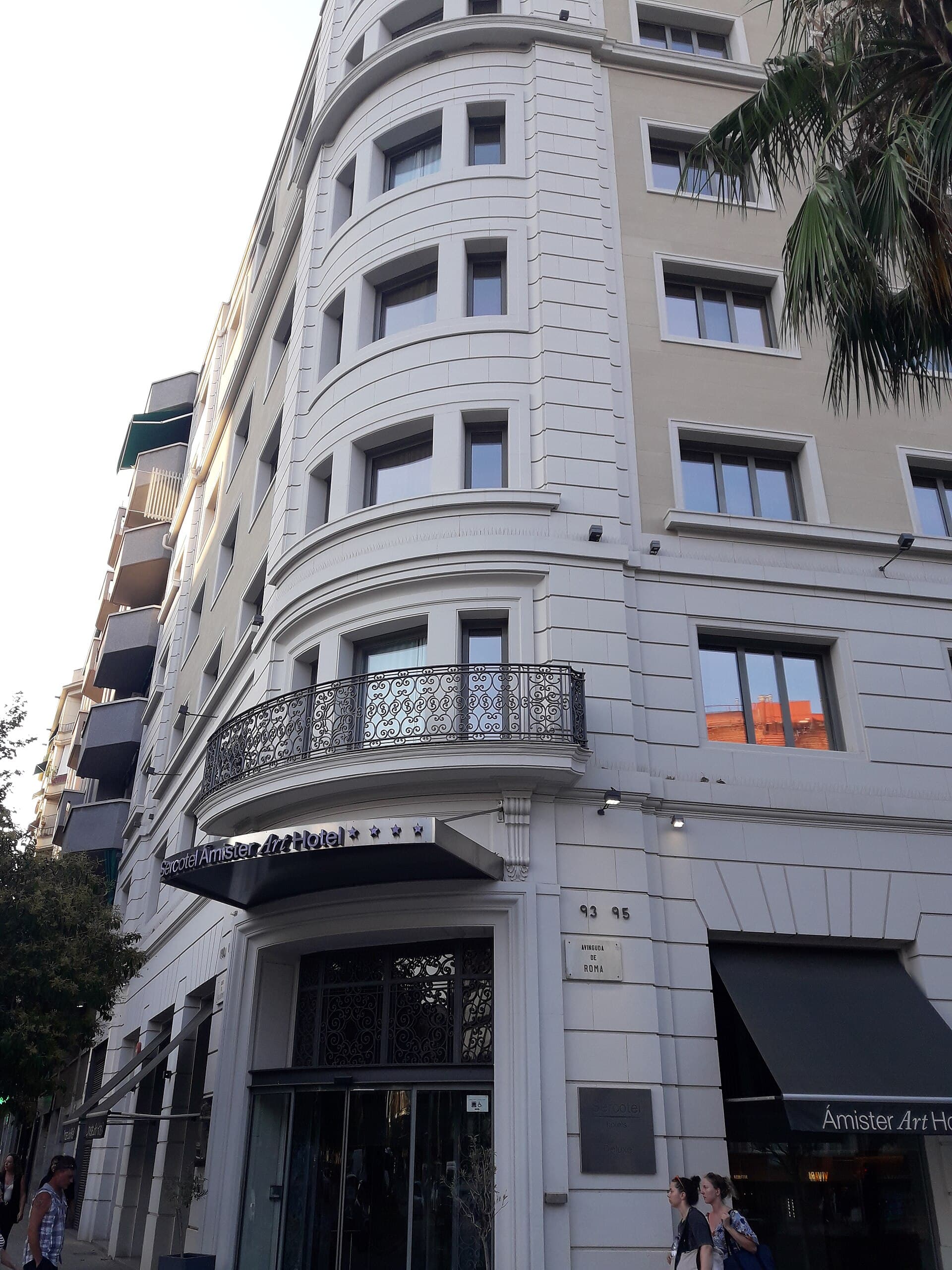 Sercotel Ámister Art Hotel (via Wikimedia Commons, CC BY-SA 3.0)