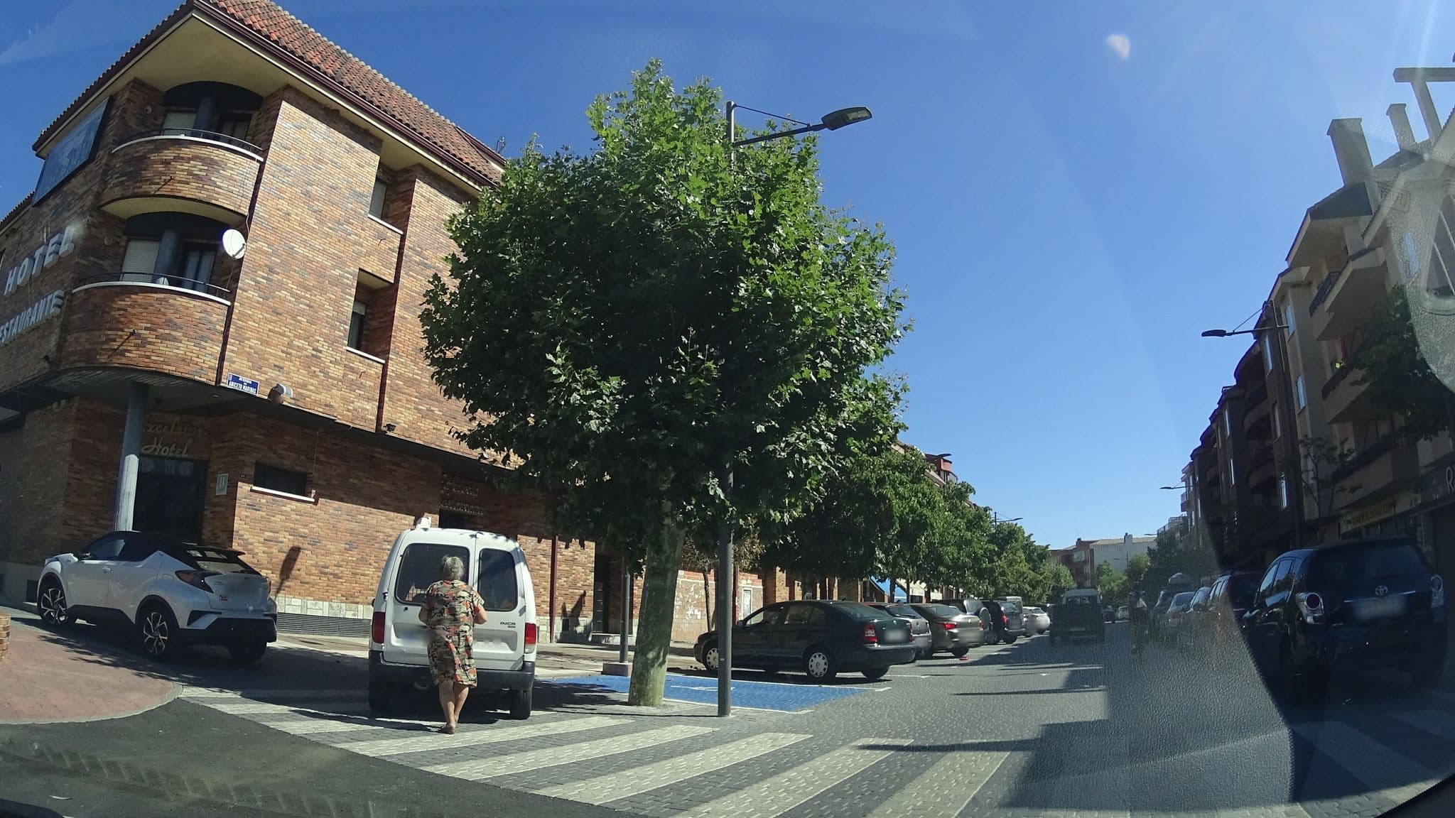 Street view near Hotel Máximus, Las Navas del Marqués — © robertogeb (CC BY-SA · Mapillary)