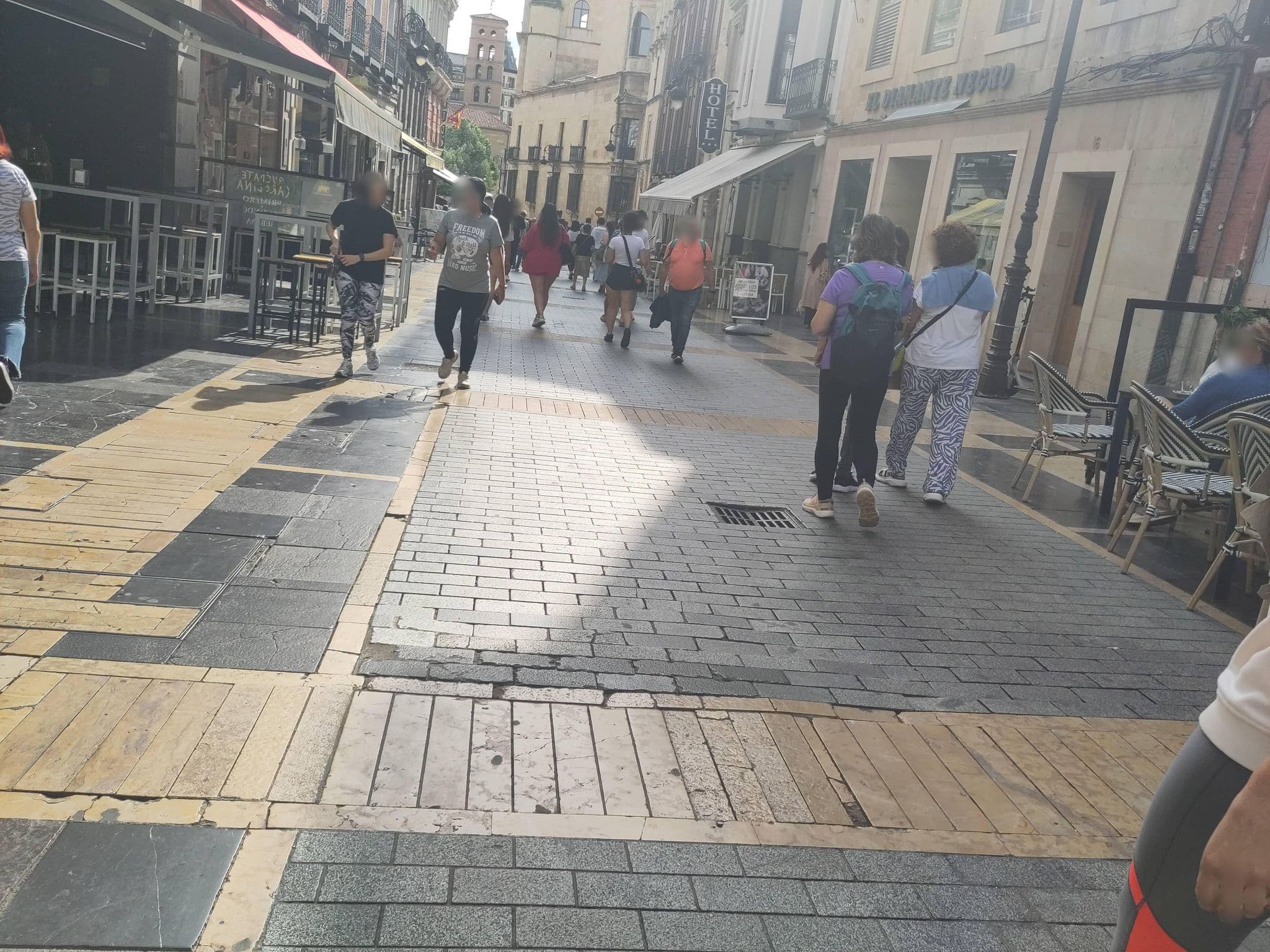 Street view near Hotel Spa Paris, León — © marcuscalabresus (CC BY-SA · Mapillary)