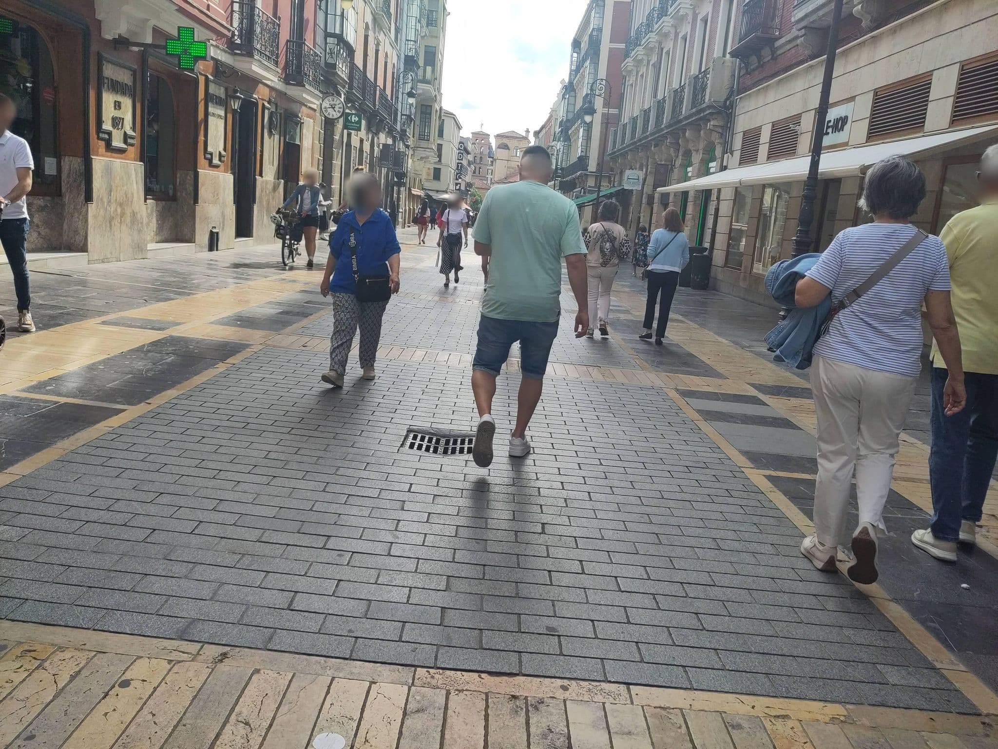 Street view near Principia Suites, León — © marcuscalabresus (CC BY-SA · Mapillary)