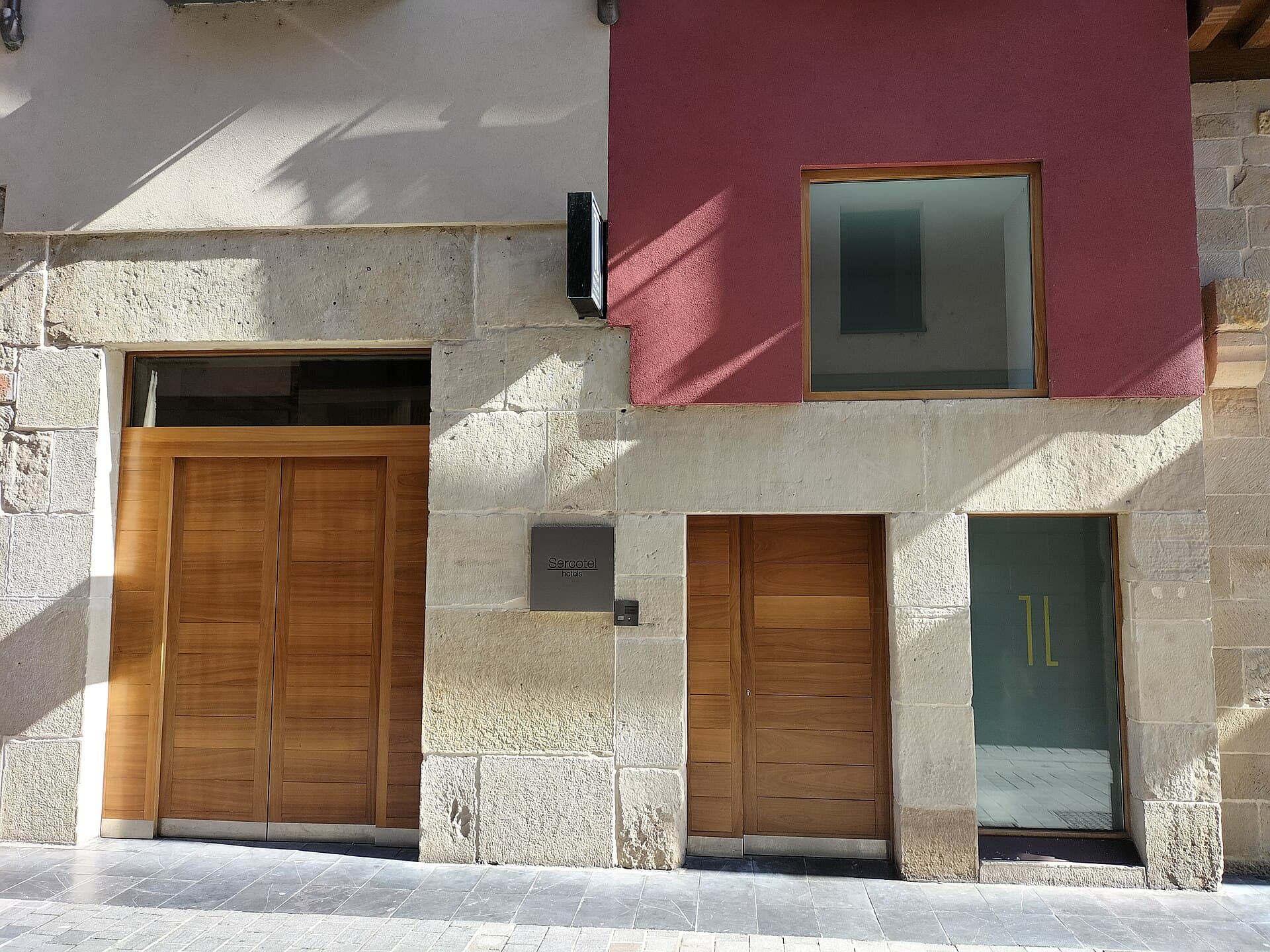 Sercotel Calle Mayor (via Wikimedia Commons, CC BY-SA 3.0)