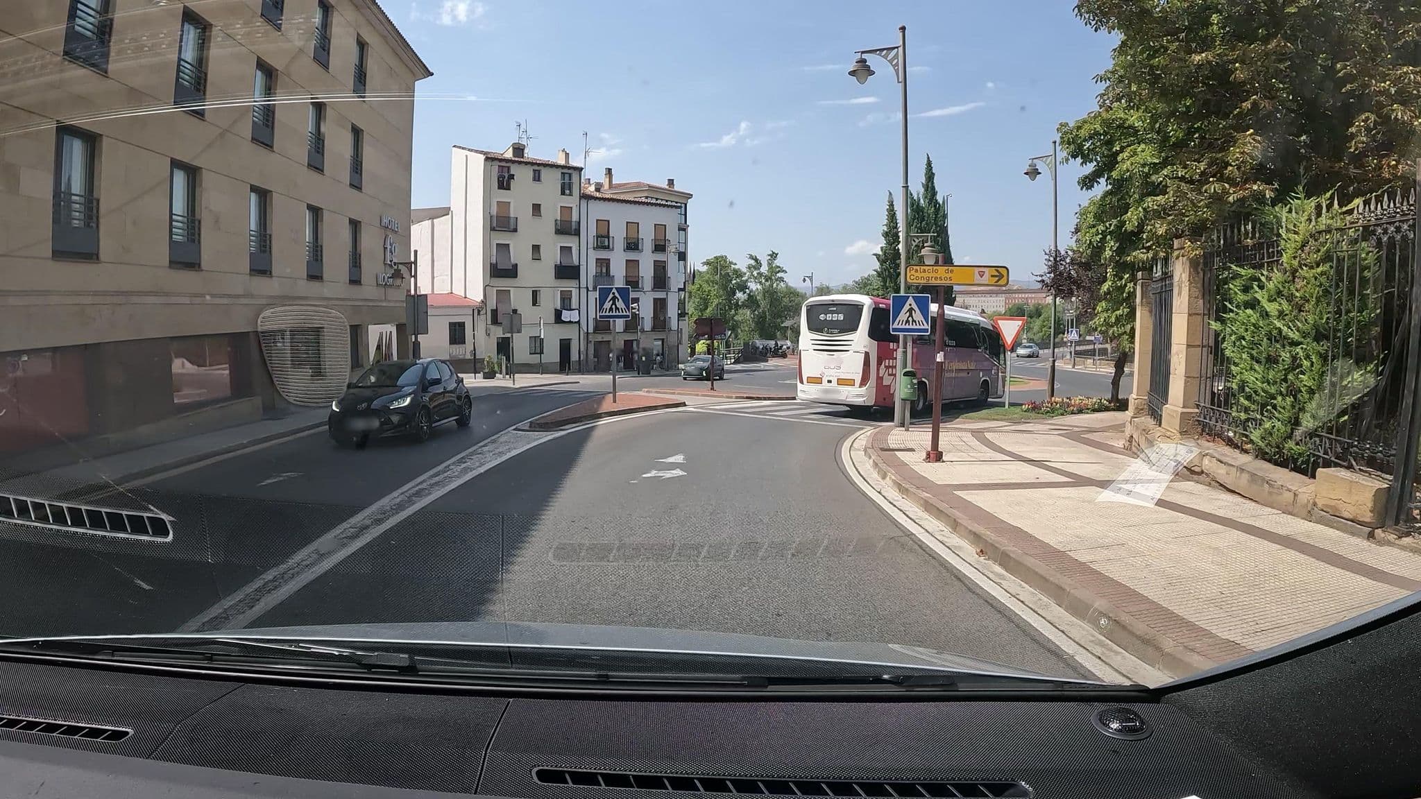 Street view near Hotel Fg Logroño, Logroño — © vinisa (CC BY-SA · Mapillary)
