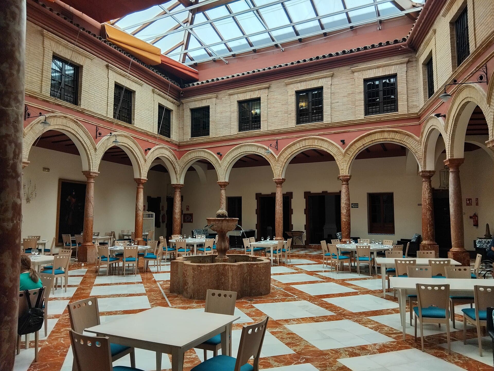 Hotel Santo Domingo Lucena (via Wikimedia Commons, CC BY-SA 4.0)