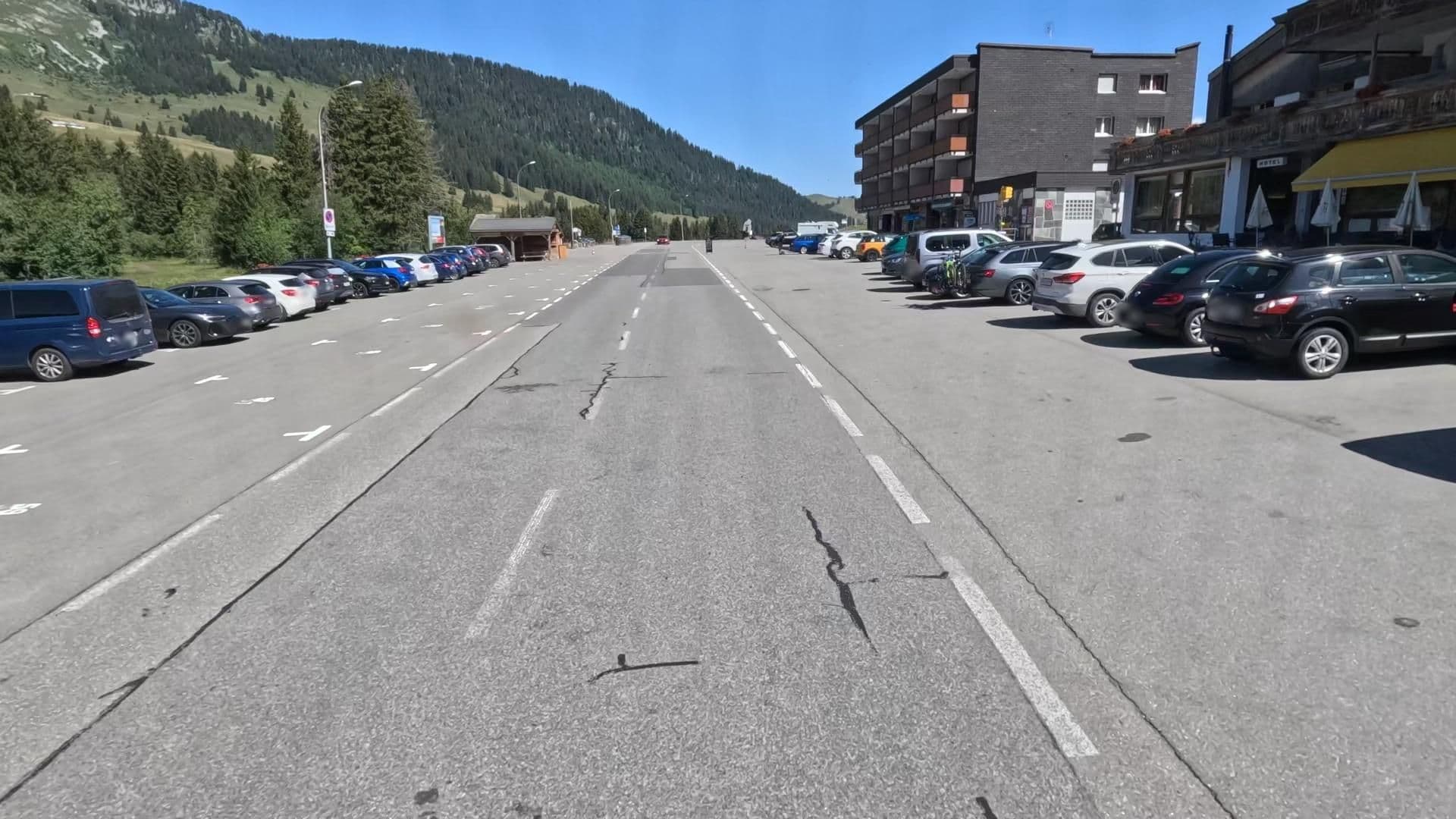 Street view near Le Relais Alpin, Château-d'Oex — © bct (CC BY-SA · Mapillary)