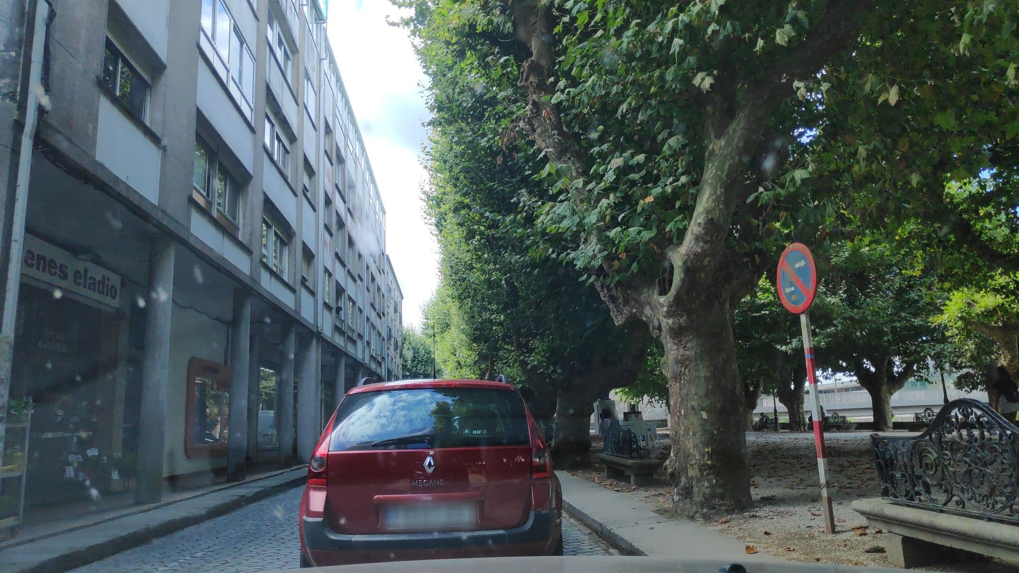 Street view near Hotel Corona de Padrón, Padrón — © polkillas (CC BY-SA · Mapillary)