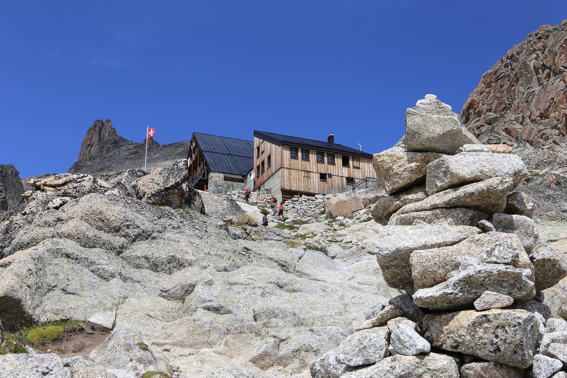 Cabane d'Orny (via Wikimedia Commons, CC BY-SA 2.0)