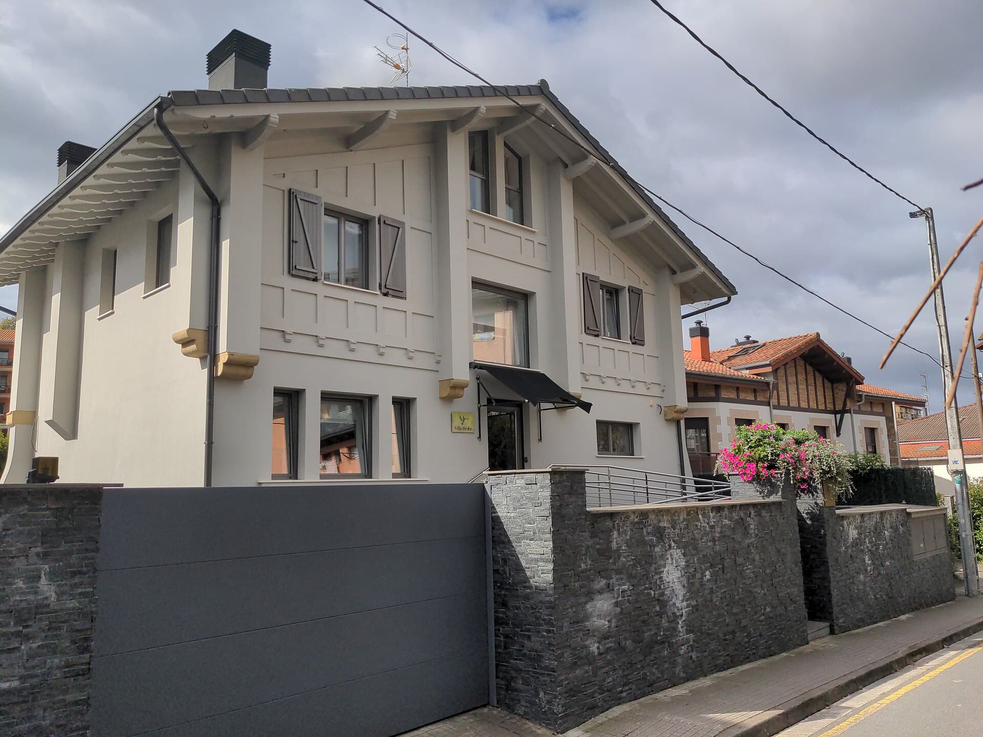 Villa Birdie (via Wikimedia Commons, CC BY-SA 4.0)