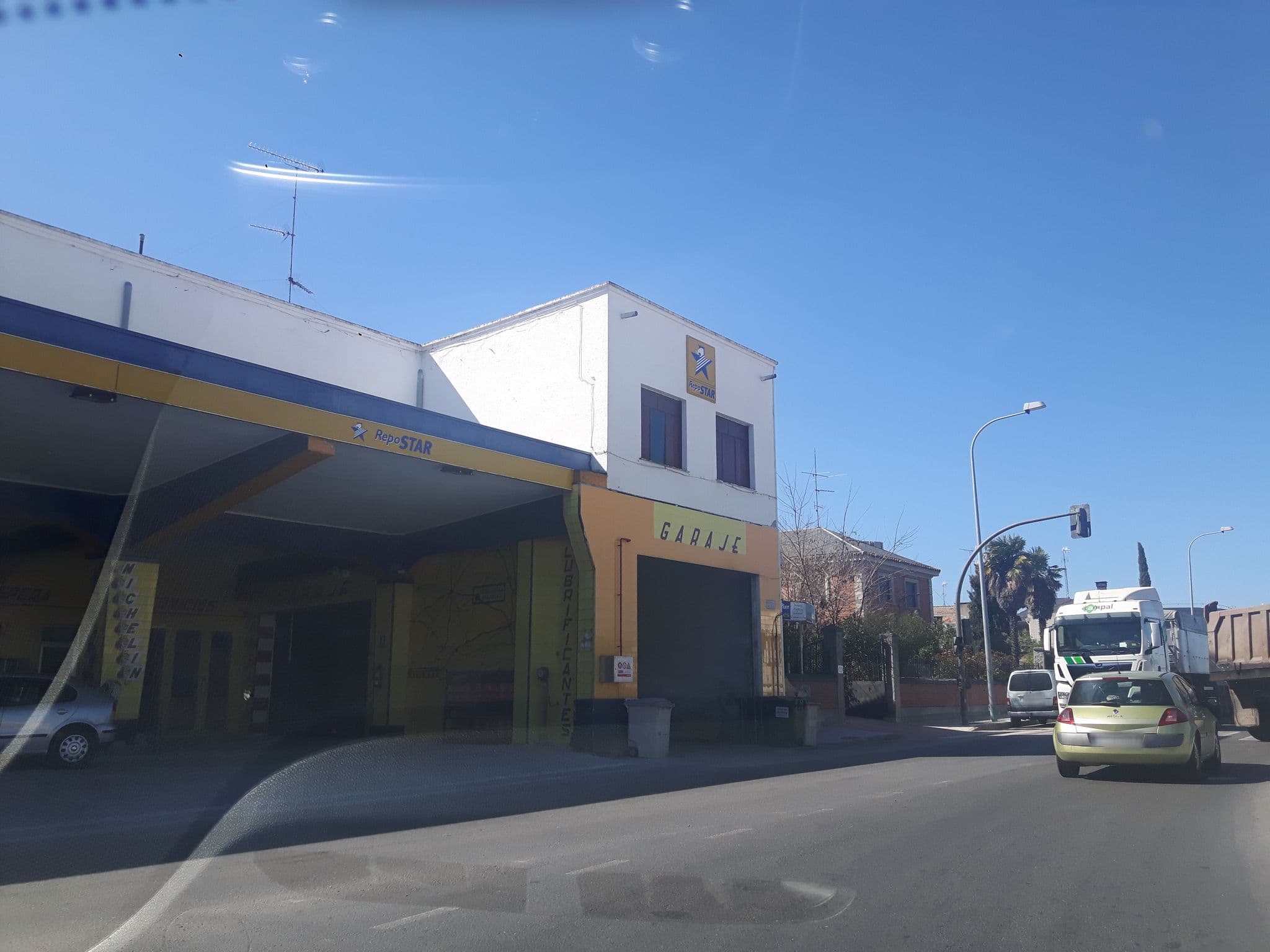 Street view near Hostal Montserrat, Peñaranda de Bracamonte — © civitas (CC BY-SA · Mapillary)
