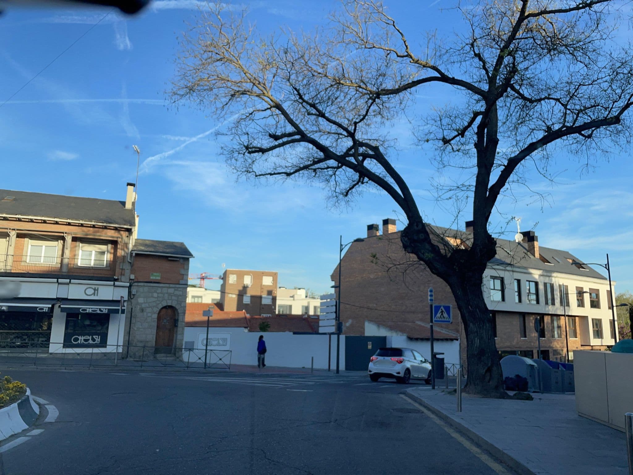Street view near Hospedaje Pozuelo Estación, Aravaca — © seraq (CC BY-SA · Mapillary)