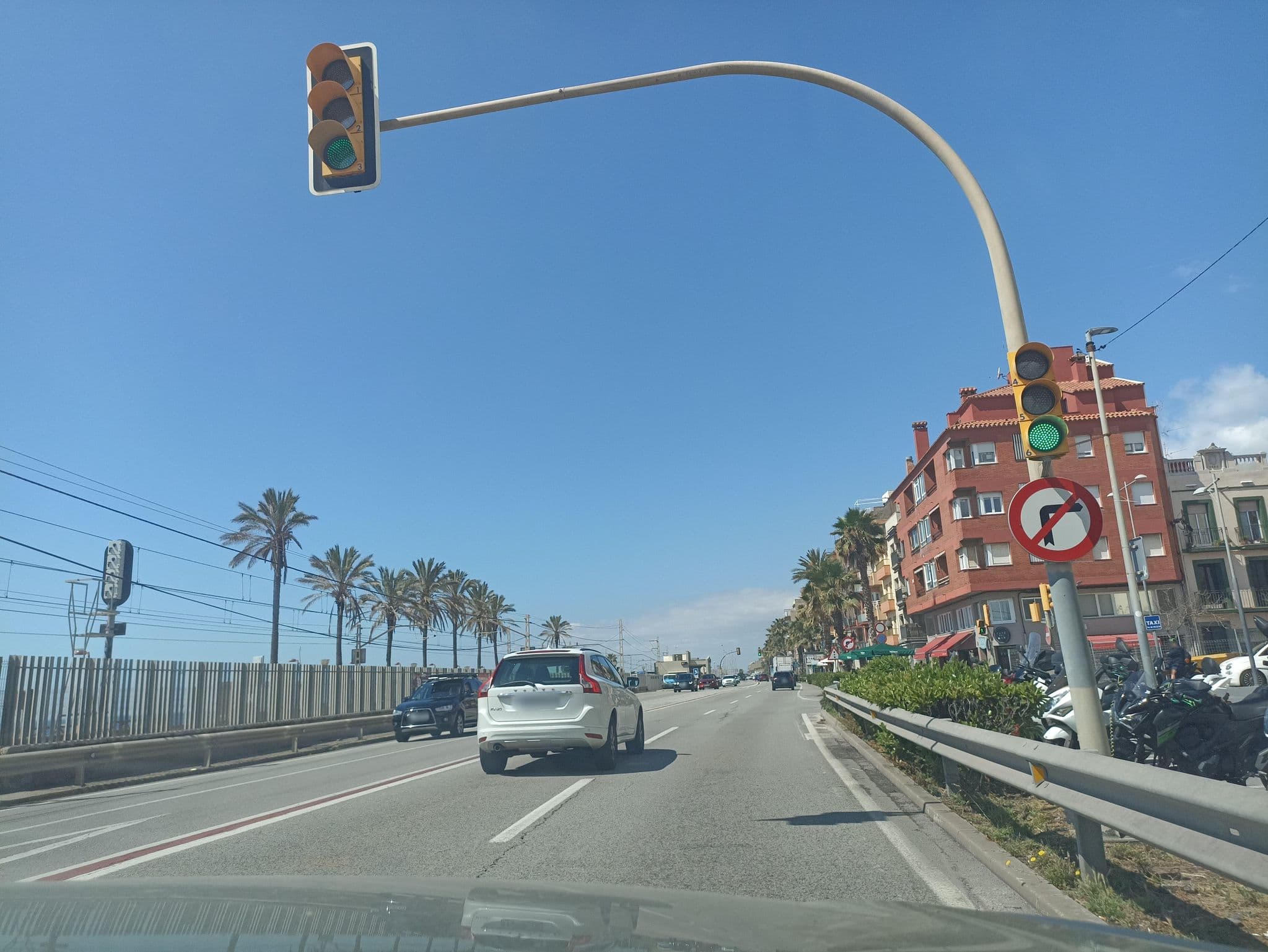 Street view near Hotel Tres Leones, Vilassar de Mar — © toniserra (CC BY-SA · Mapillary)