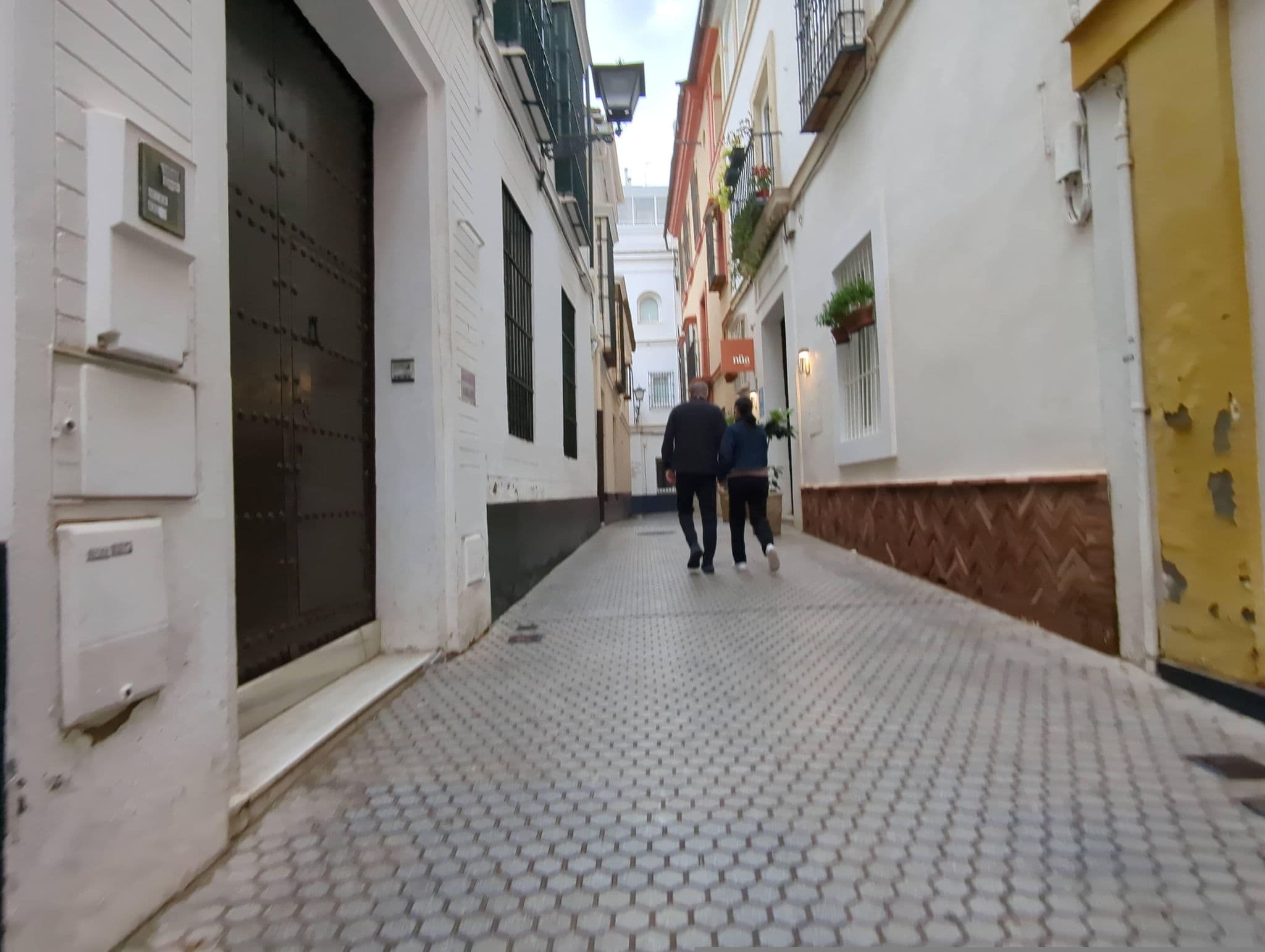 Street view near Hostal Giralda Sta. Cruz, Sevilla — © miguel_andrade (CC BY-SA · Mapillary)