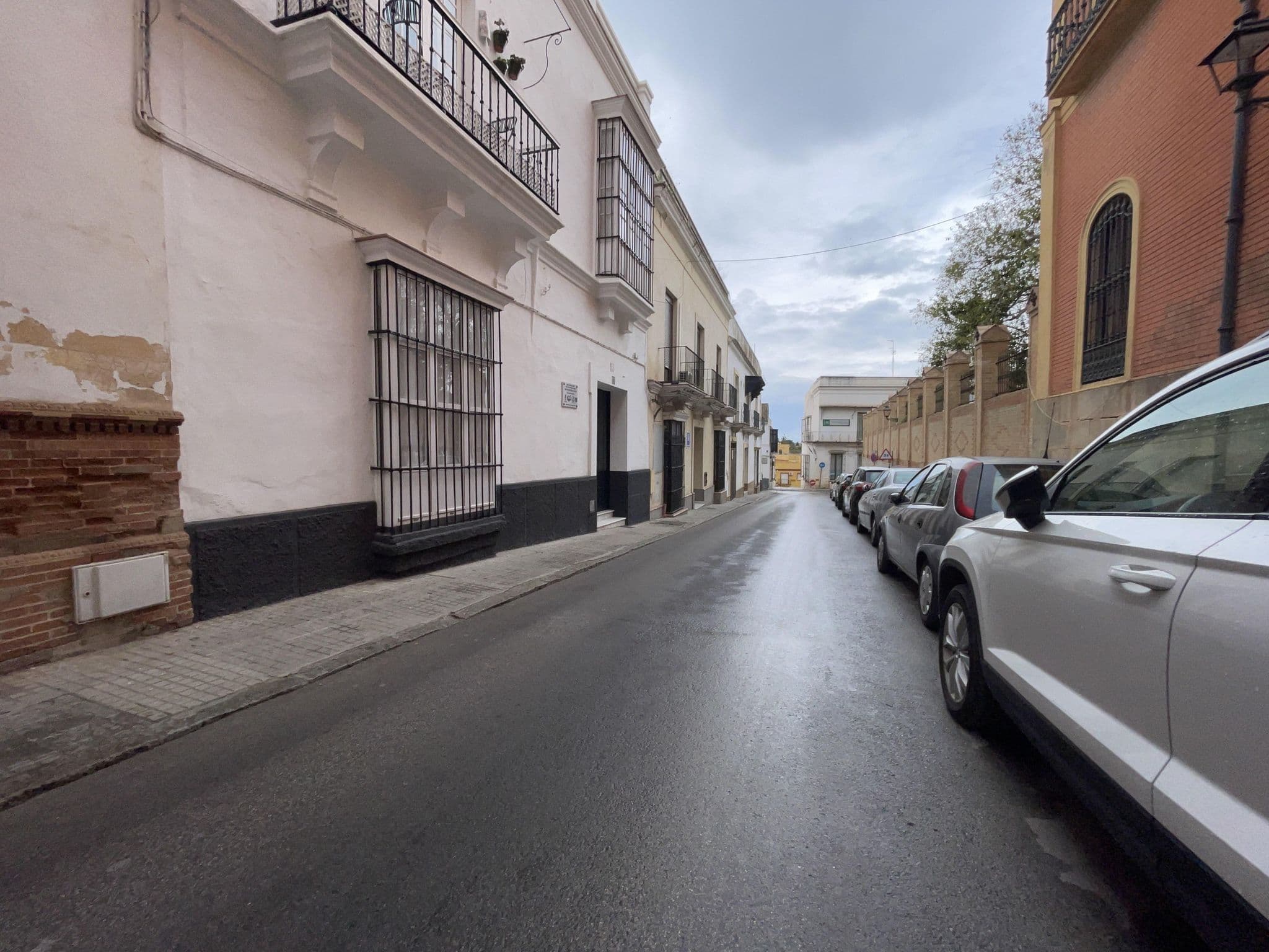 Street view near Hostal Gadir, Sanlúcar de Barrameda — © seraq (CC BY-SA · Mapillary)