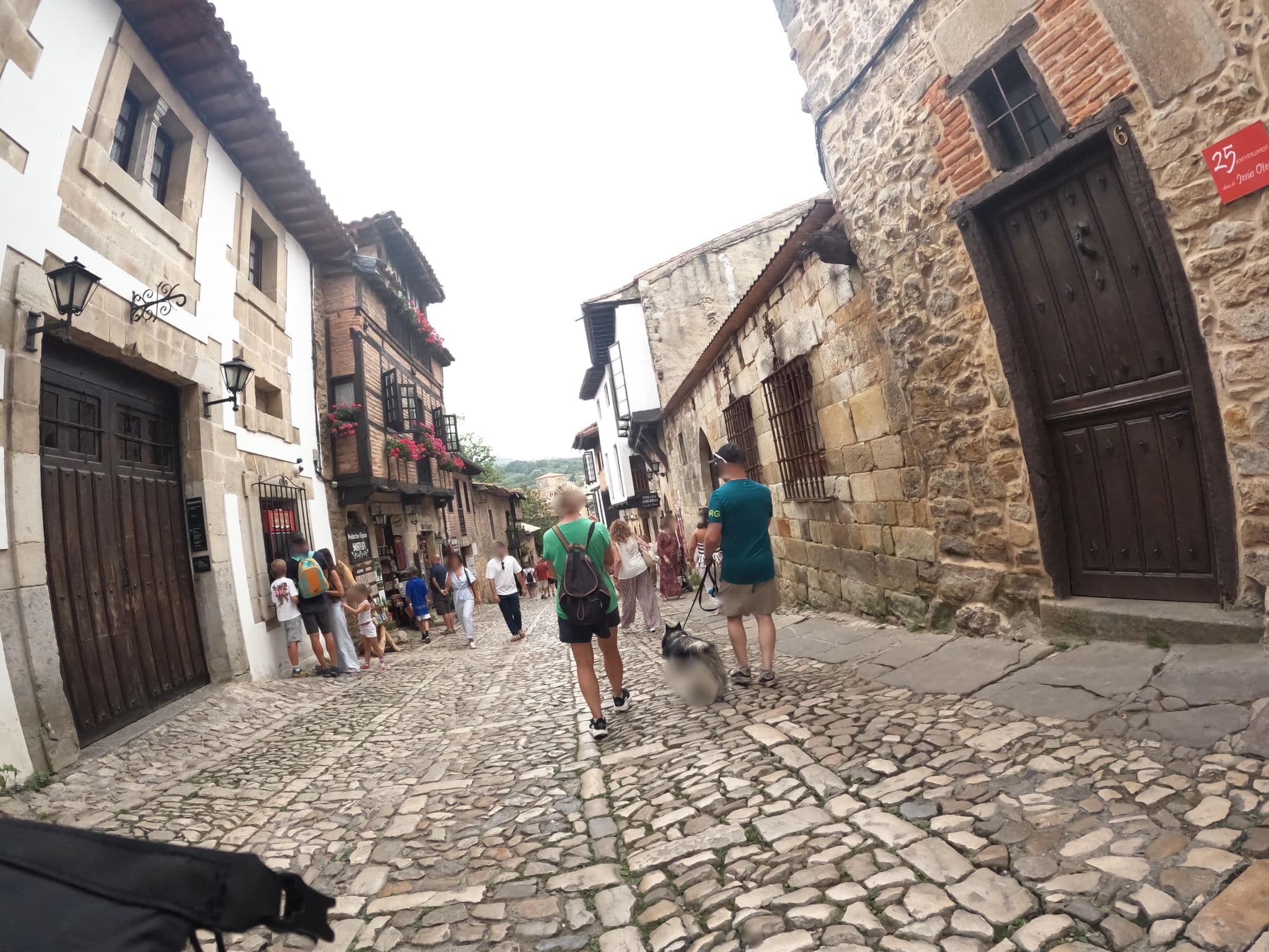 Street view near Posada Ansorena en Santillana del Mar, Santillana — © vinisa (CC BY-SA · Mapillary)
