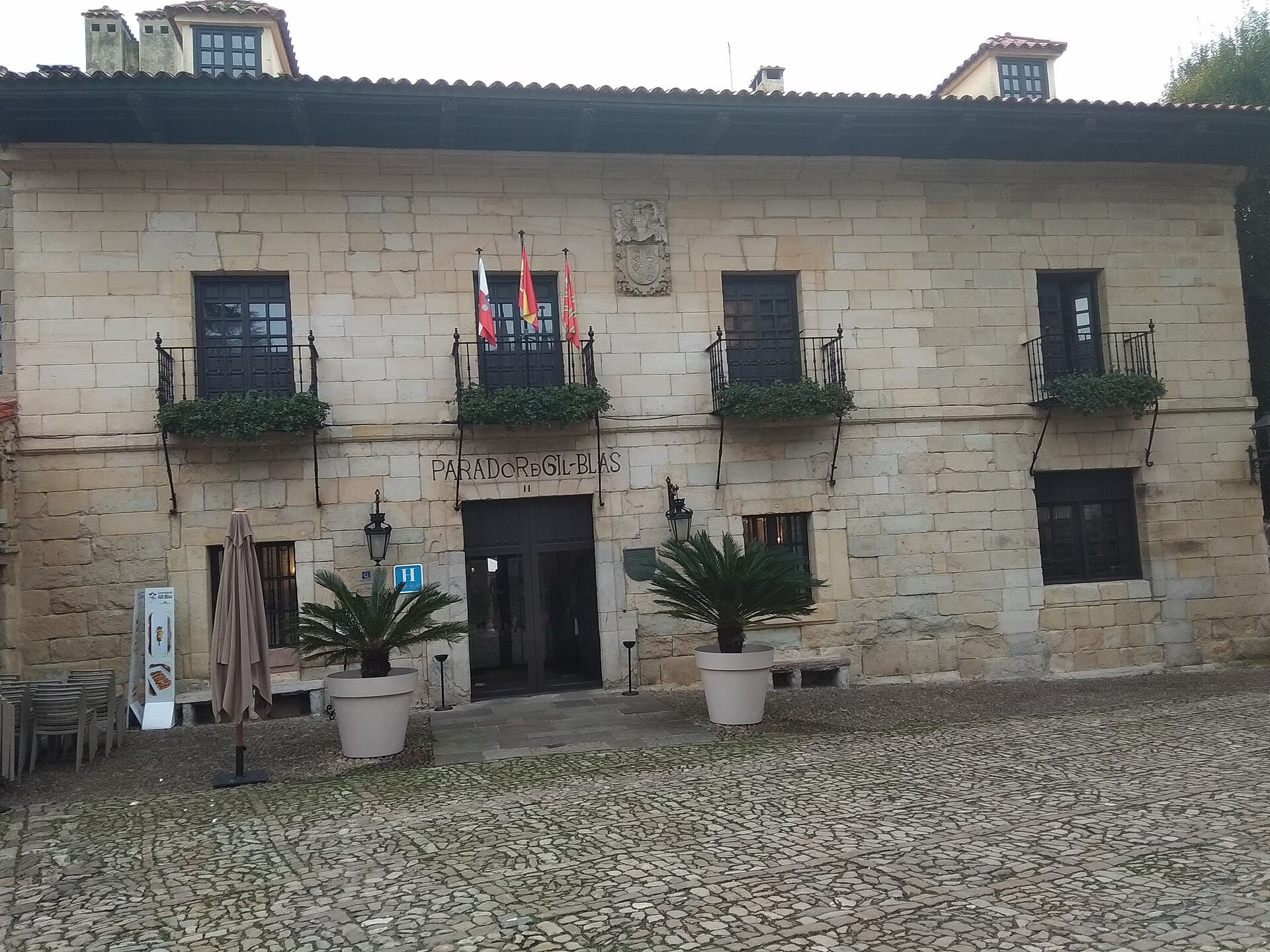 Parador de Santillana Gil Blas (via Wikimedia Commons, CC BY 3.0)