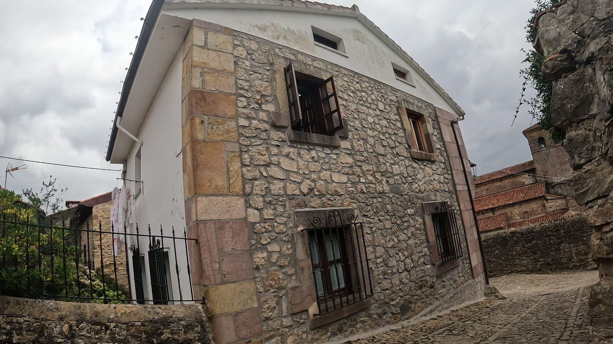 Street view near Akla Hotel Suites Santillana, Santillana — © vinisa (CC BY-SA · Mapillary)