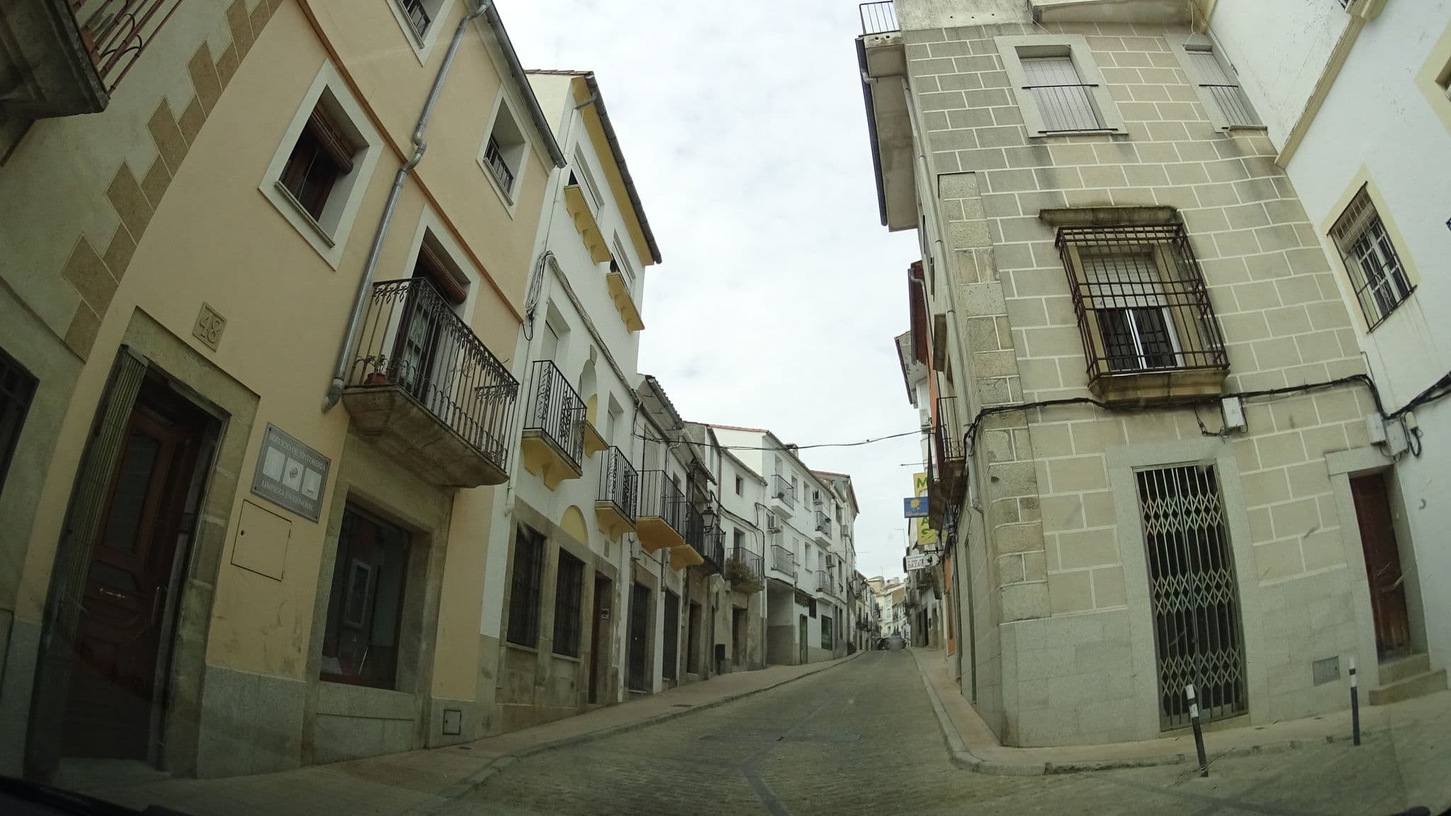 Street view near Hotel el Baciyelmo, Trujillo — © robertogeb (CC BY-SA · Mapillary)
