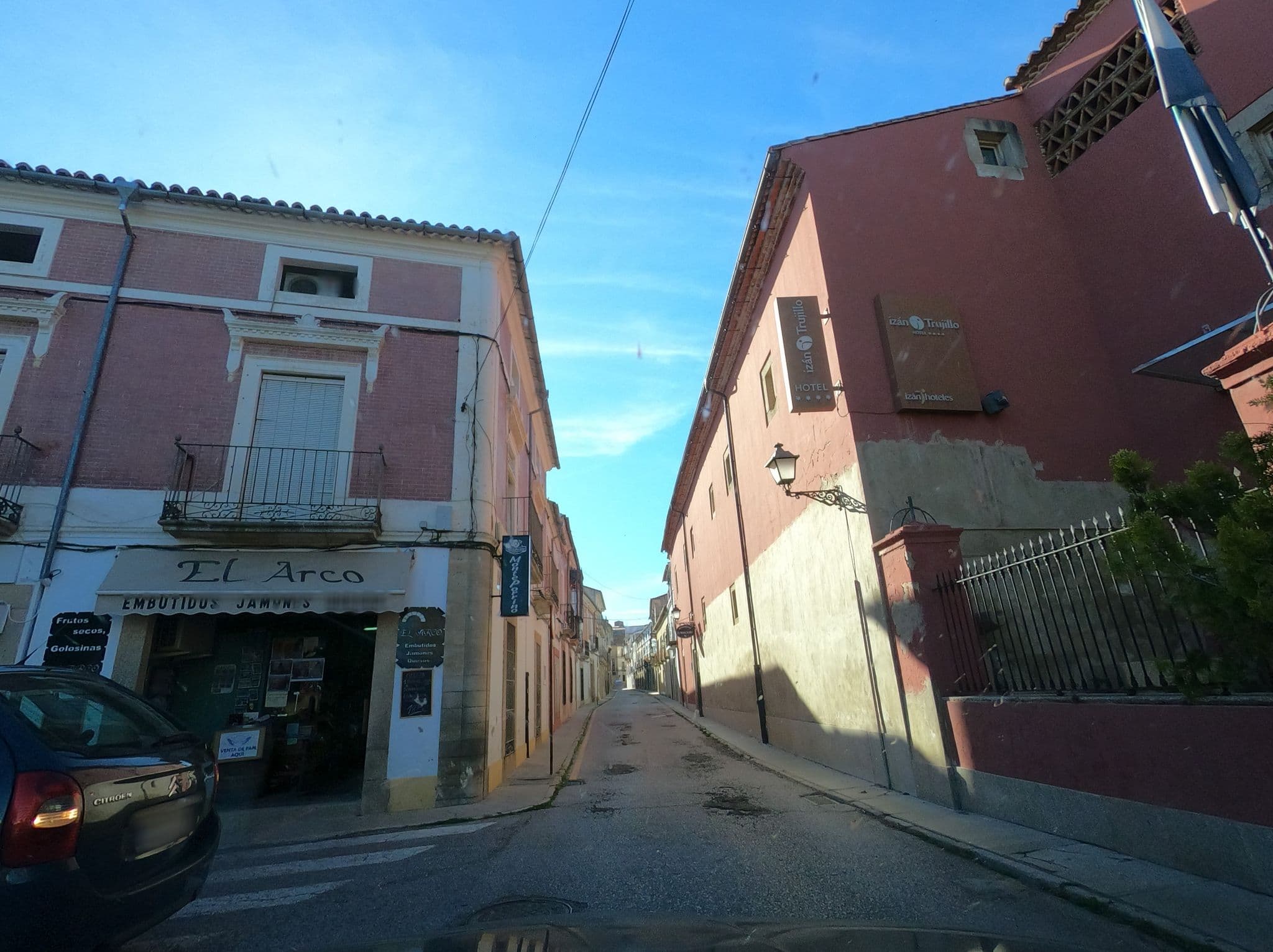 Street view near Hotel Izan Trujillo, Trujillo — © adrigrillo (CC BY-SA · Mapillary)