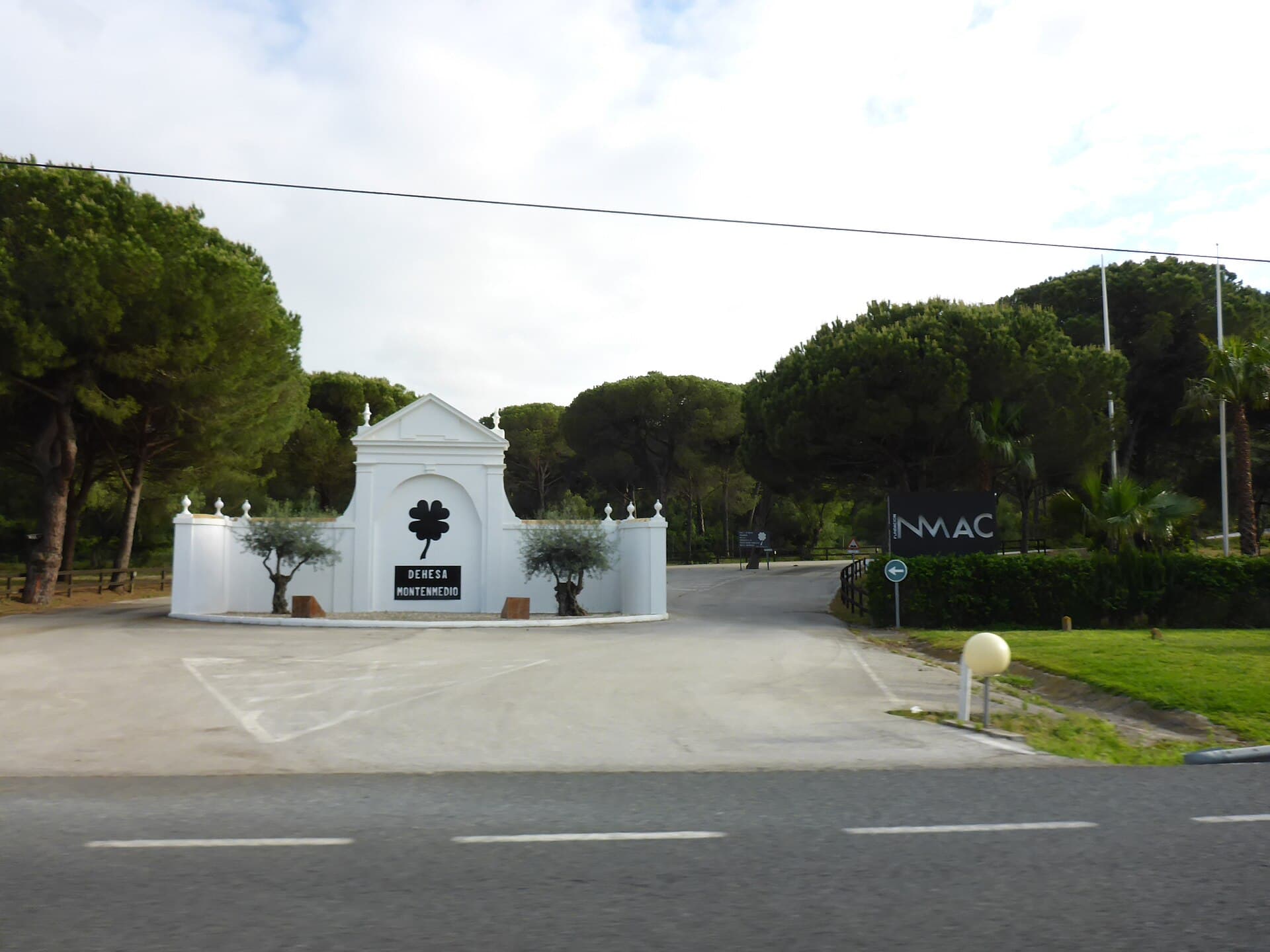 Hotel Hacienda Montenmedio (via Wikimedia Commons, CC BY-SA 4.0)