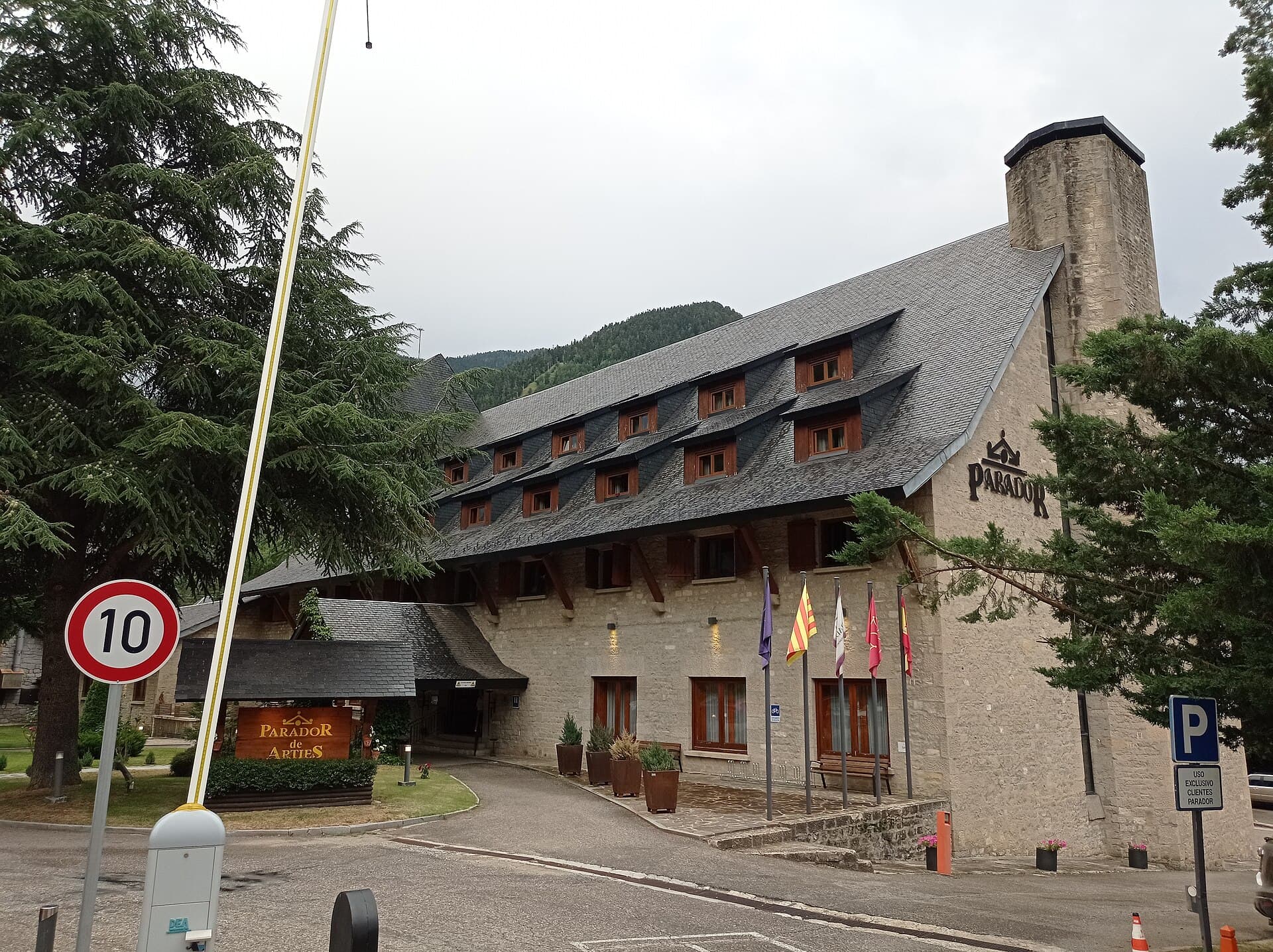 Parador de Artíes (via Wikimedia Commons, CC BY-SA 4.0)
