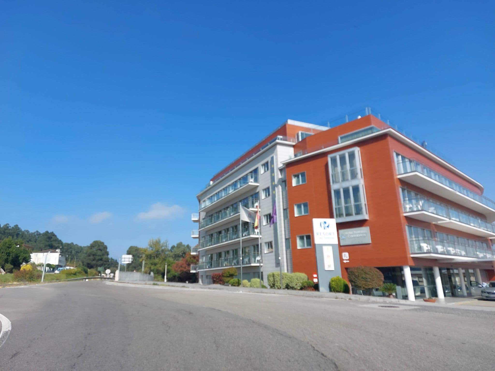 Street view near Hotel Resort Las Sirenas Talaso Cantábrico, Viveiro — © 5rmft (CC BY-SA · Mapillary)