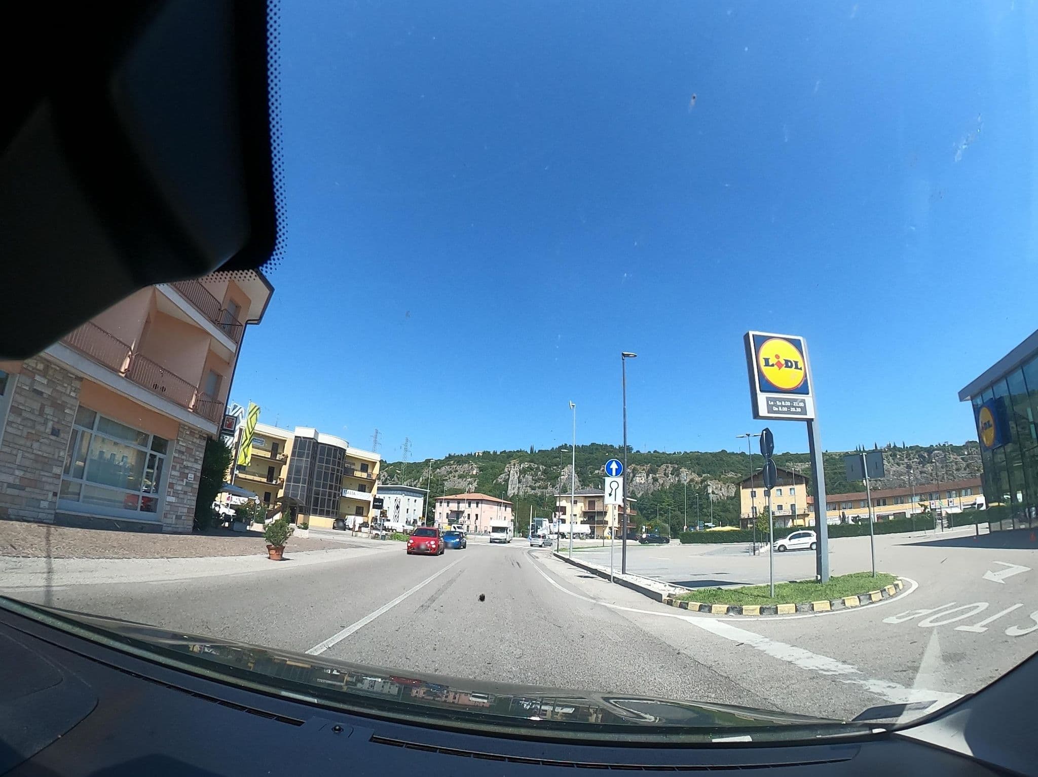 Street view near Albergo Napoleone Di Perusi Mario E C. S.N.C., Volargne — © vst (CC BY-SA · Mapillary)