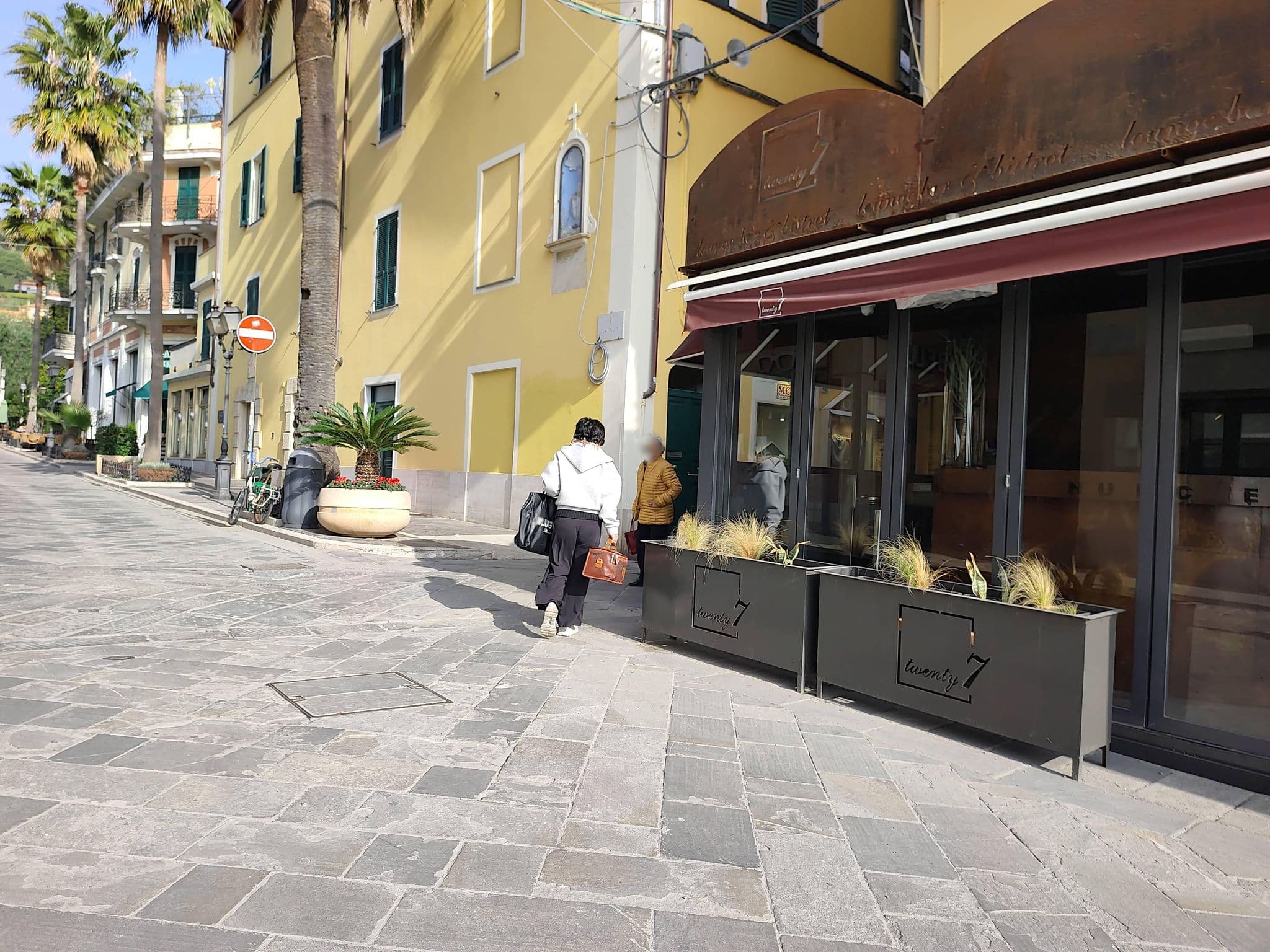 Street view near Affittacamere con 5 camere matrimoniali a pochi passi dalla spiaggia, Guest House Ensemble rooms Vayadù, Alassio, Alassio — © Duro (CC BY-SA · Mapillary)