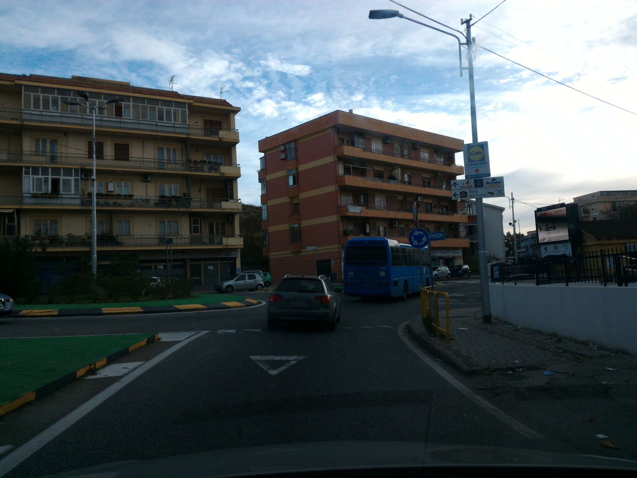 Street view near Cassiodoro Rooms Affittacamere, Catanzaro — © ingcelsi (CC BY-SA · Mapillary)