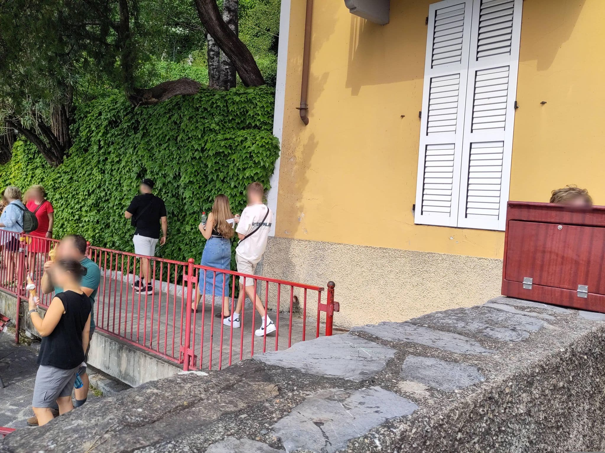 Street view near Albergo Milano, Bellagio — © marcuscalabresus (CC BY-SA · Mapillary)