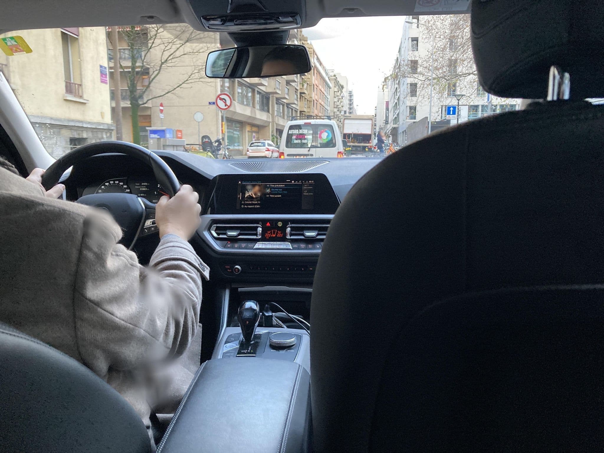 Street view near Résidence Universitaire Internationale, Geneva — © Pervenches777 (CC BY-SA · Mapillary)