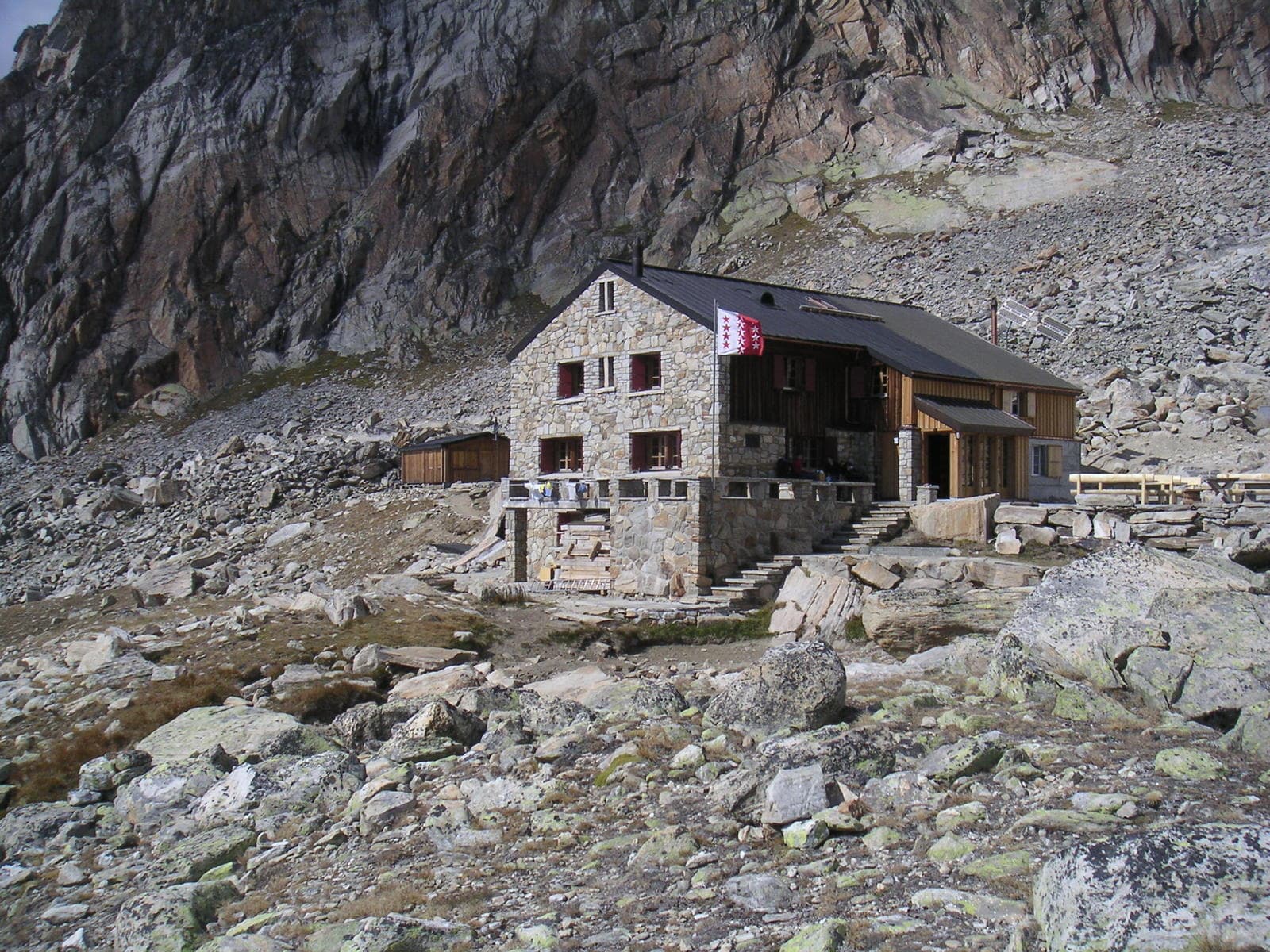 Almagellerhütte (via Wikimedia Commons, CC BY-SA 2.0 de)