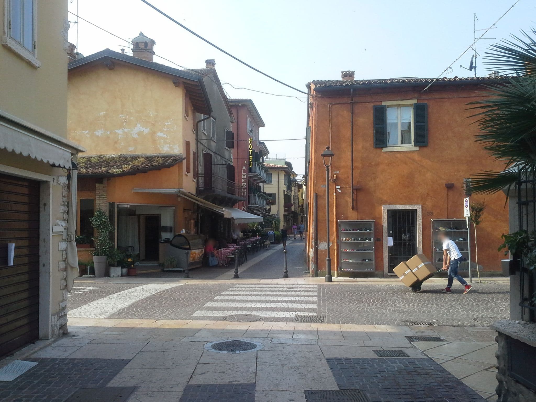 Street view near Hotel Villa Cansignorio, Lazise — © rausk (CC BY-SA · Mapillary)
