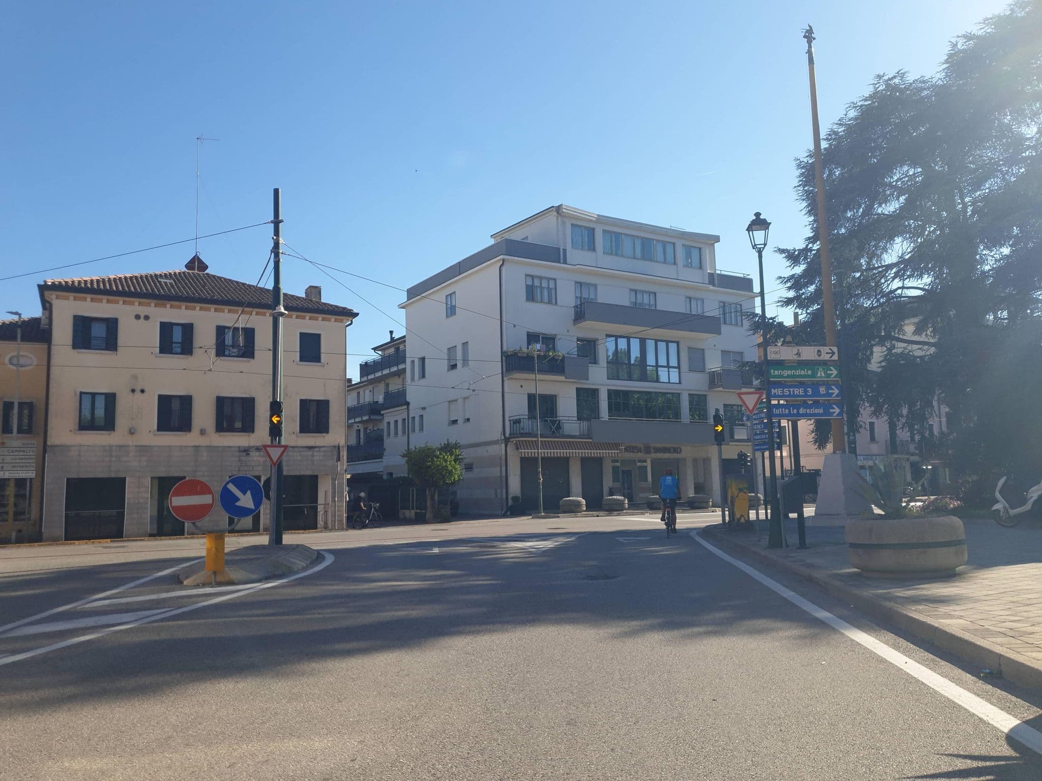 Street view near Albergo Ducale, Favaro Veneto — © voschix (CC BY-SA · Mapillary)