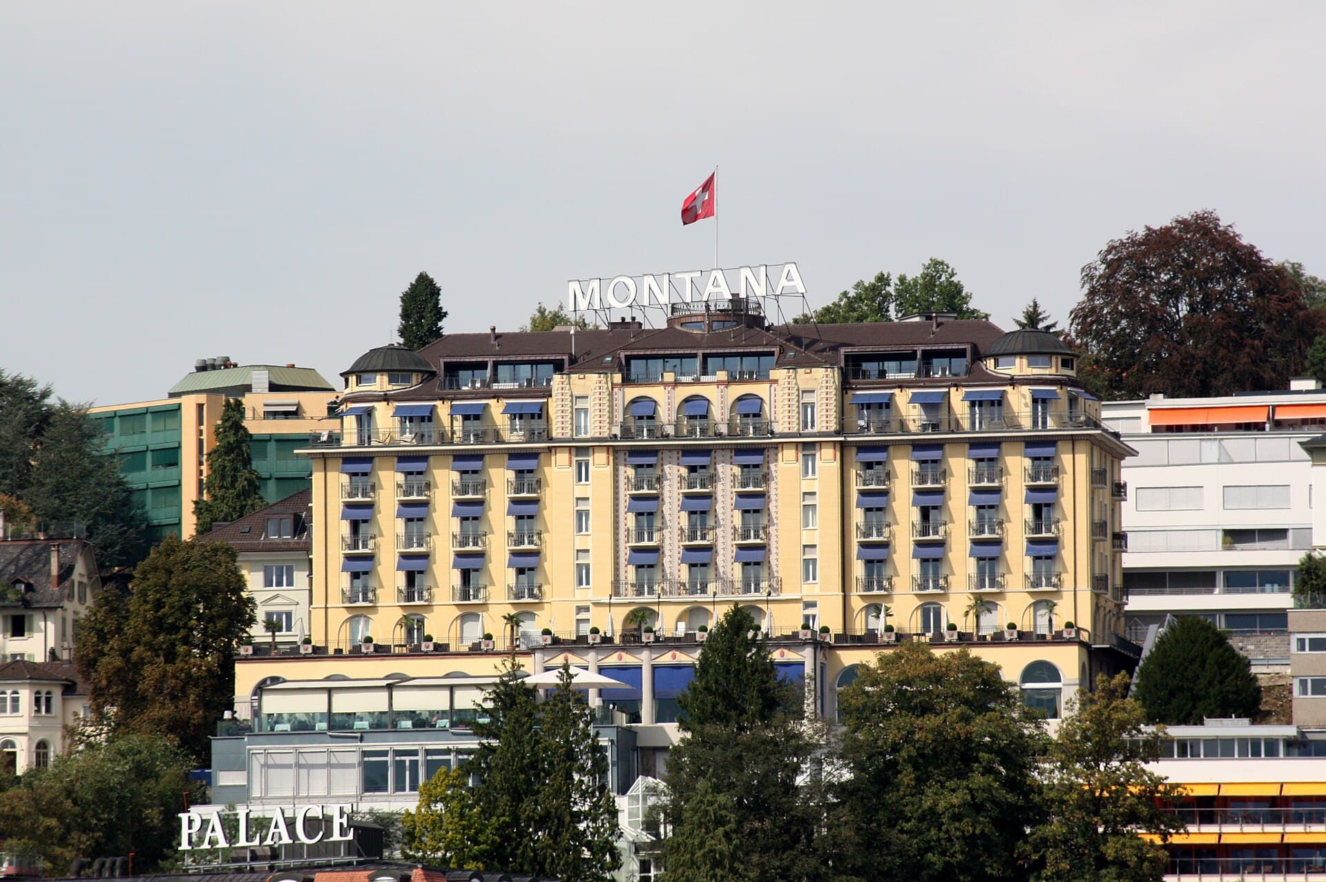 Art Deco Hotel Montana (via Wikimedia Commons, CC BY-SA 3.0)